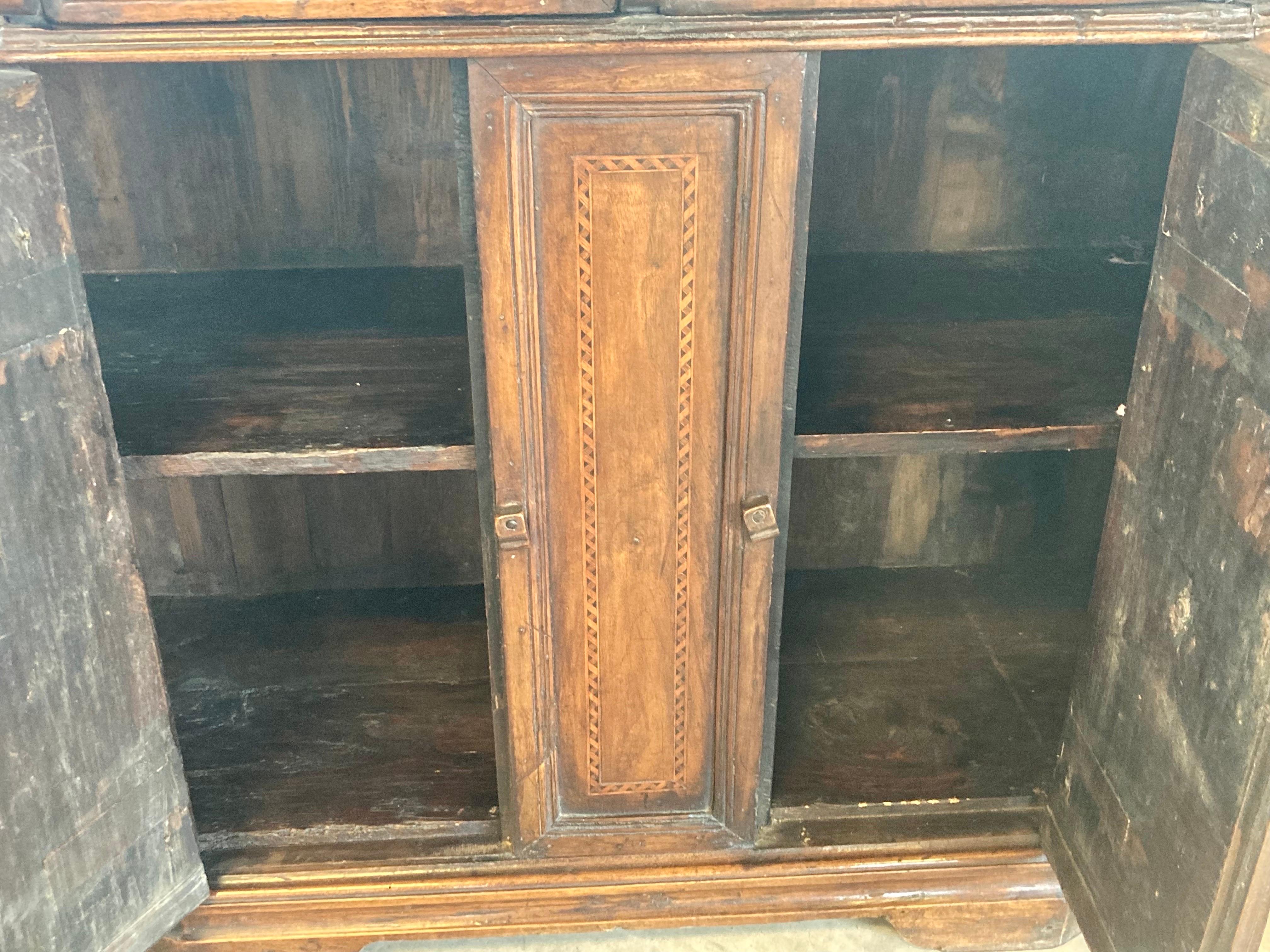 Credenza italiana de nogal del siglo XVIII con incrustaciones 4