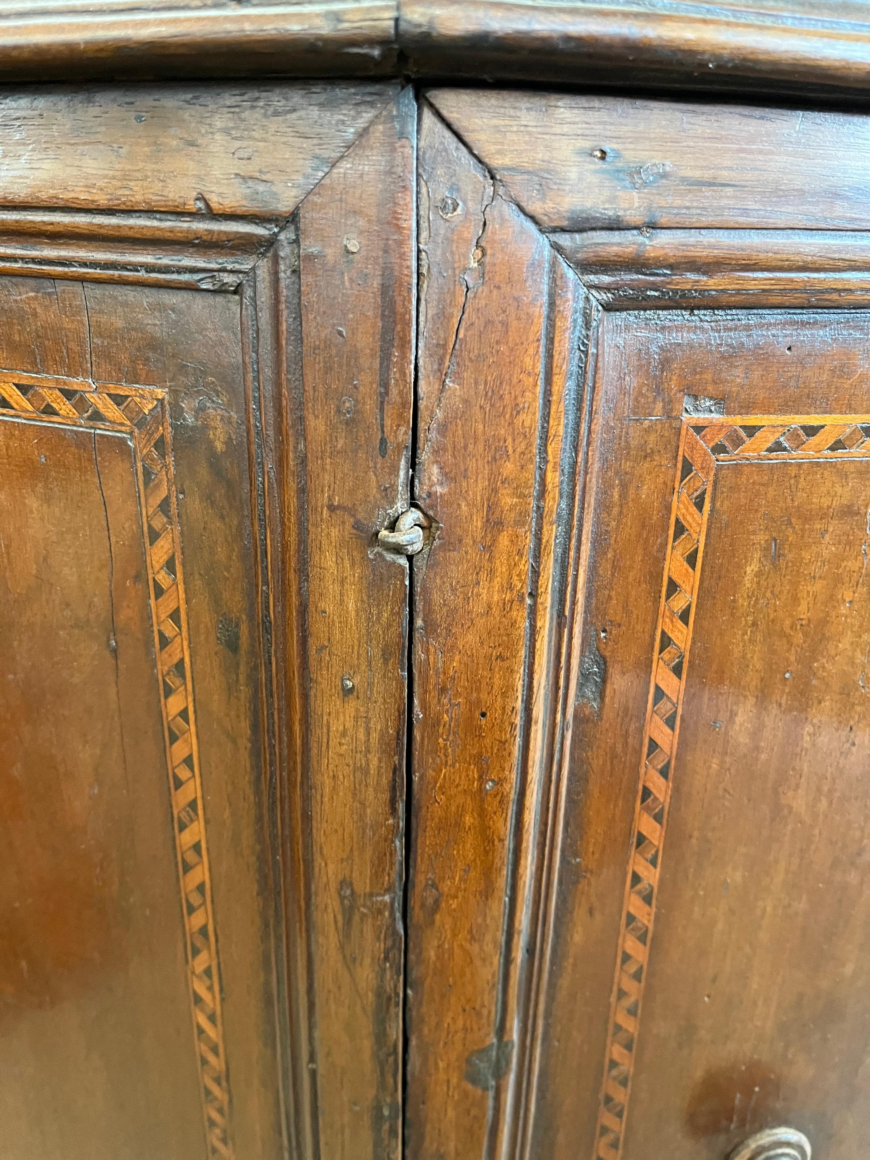 Credenza italiana de nogal del siglo XVIII con incrustaciones 5