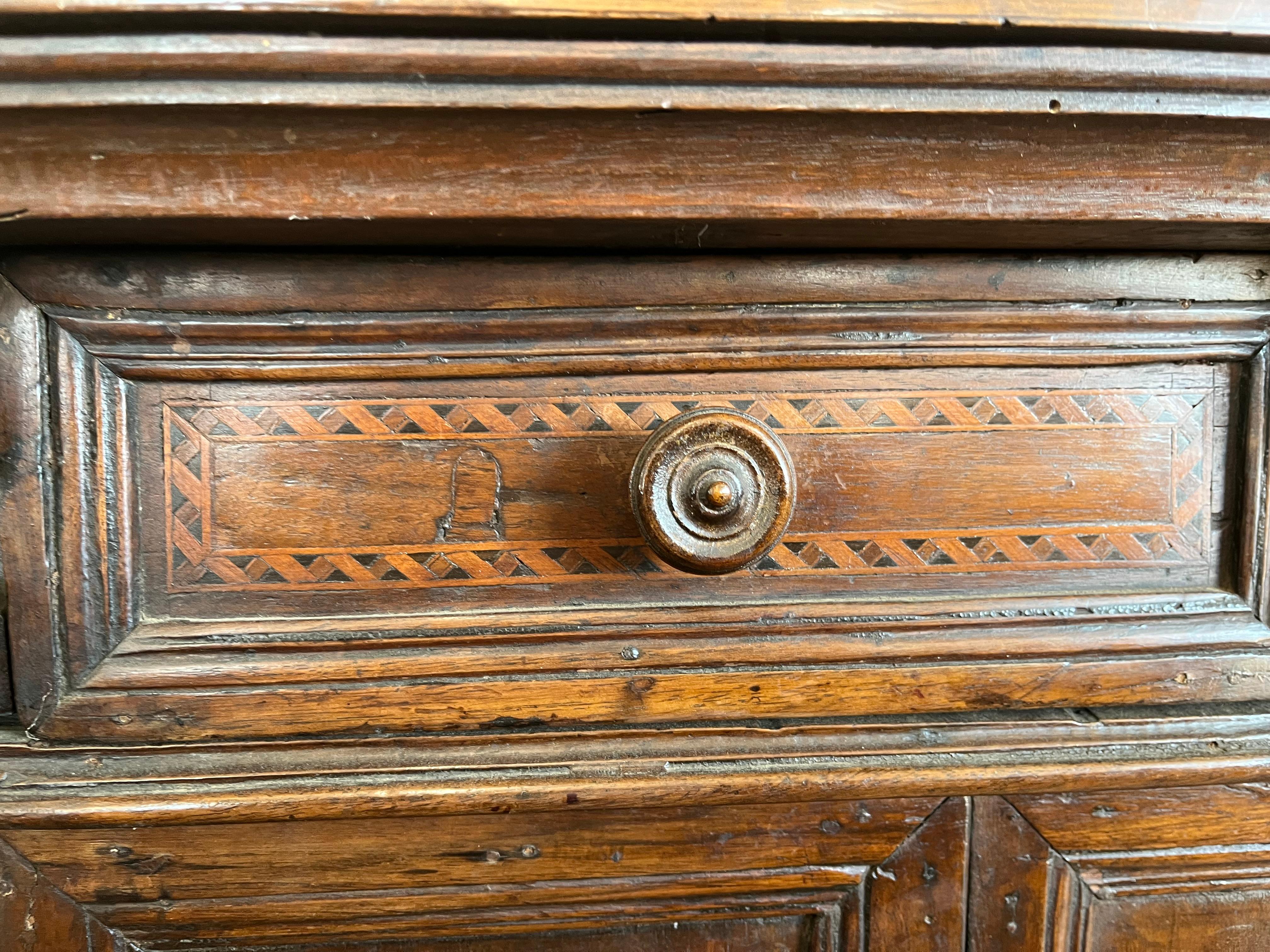 Credenza italiana de nogal del siglo XVIII con incrustaciones 6