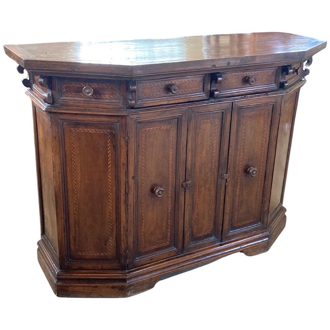 Credenza italiana de nogal del siglo XVIII con incrustaciones 7