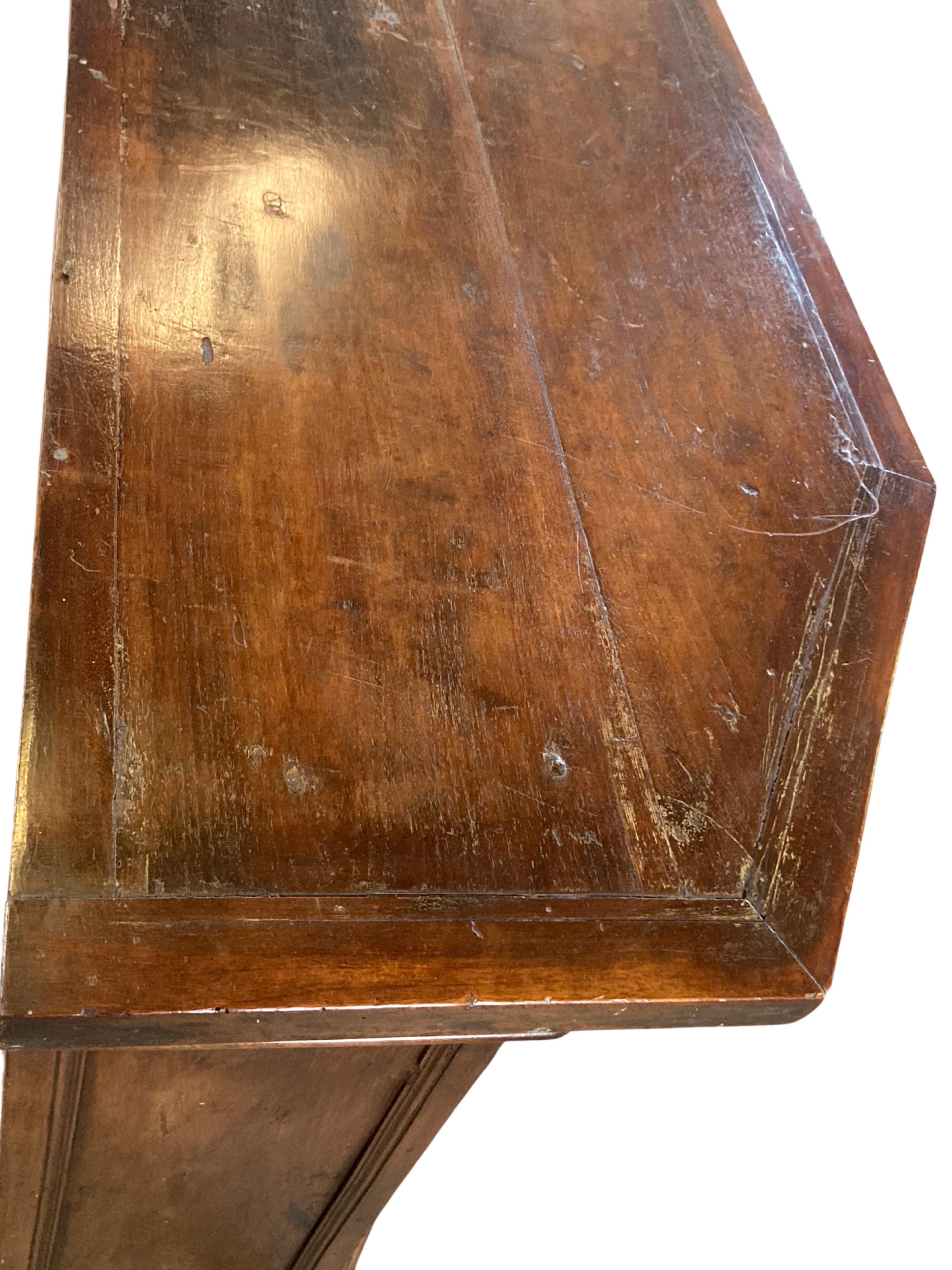 Credenza italiana de nogal del siglo XVIII con incrustaciones 8