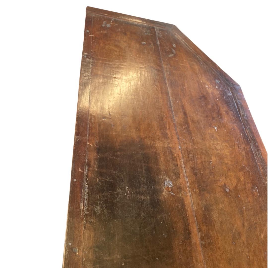 Credenza italiana de nogal del siglo XVIII con incrustaciones 9