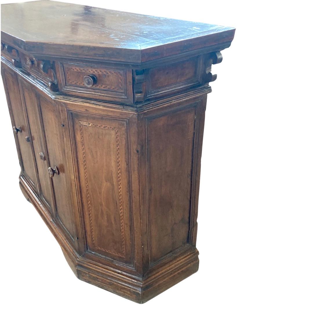 Credenza italiana de nogal del siglo XVIII con incrustaciones 10
