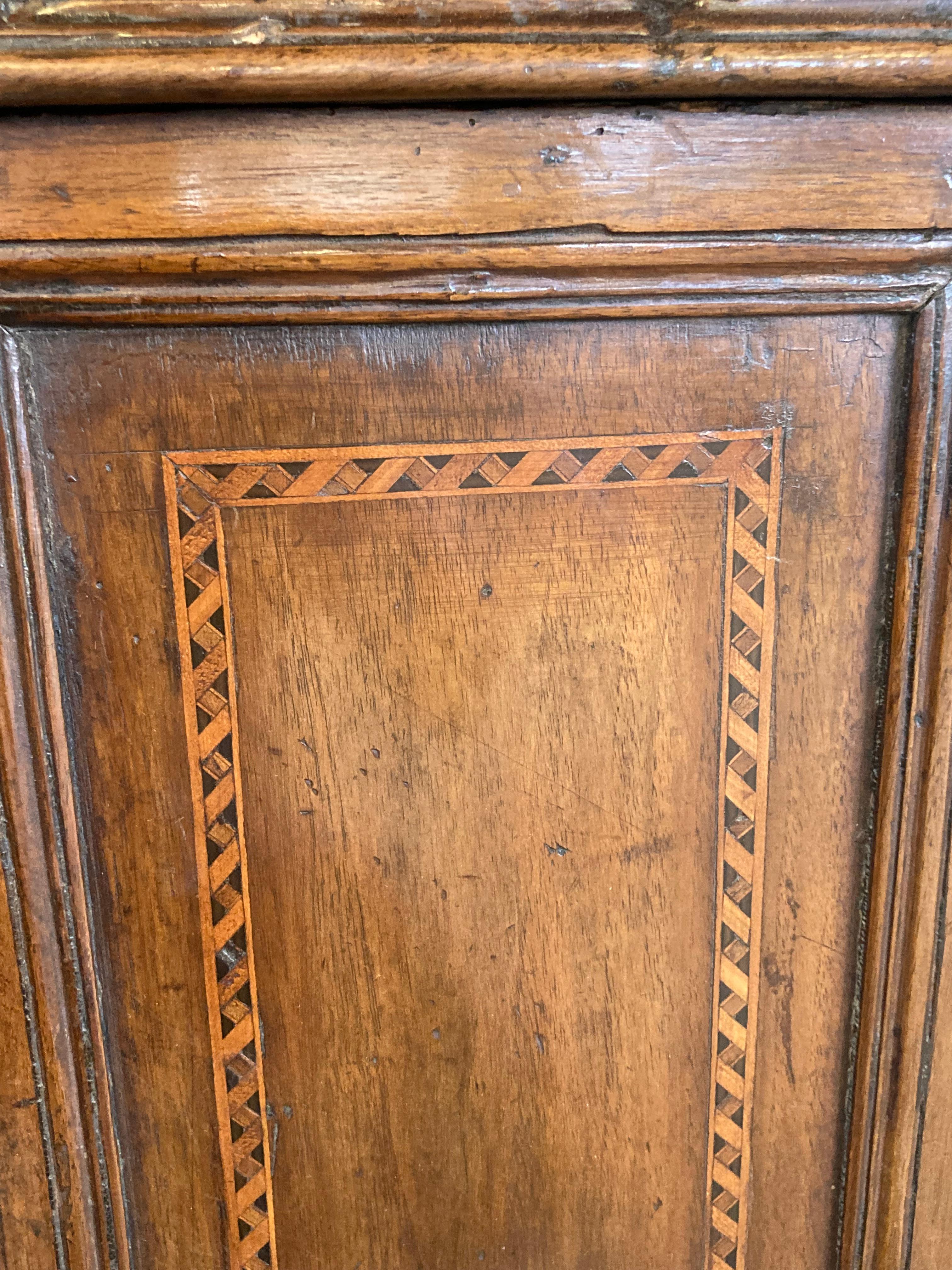 Credenza italiana de nogal del siglo XVIII con incrustaciones 11