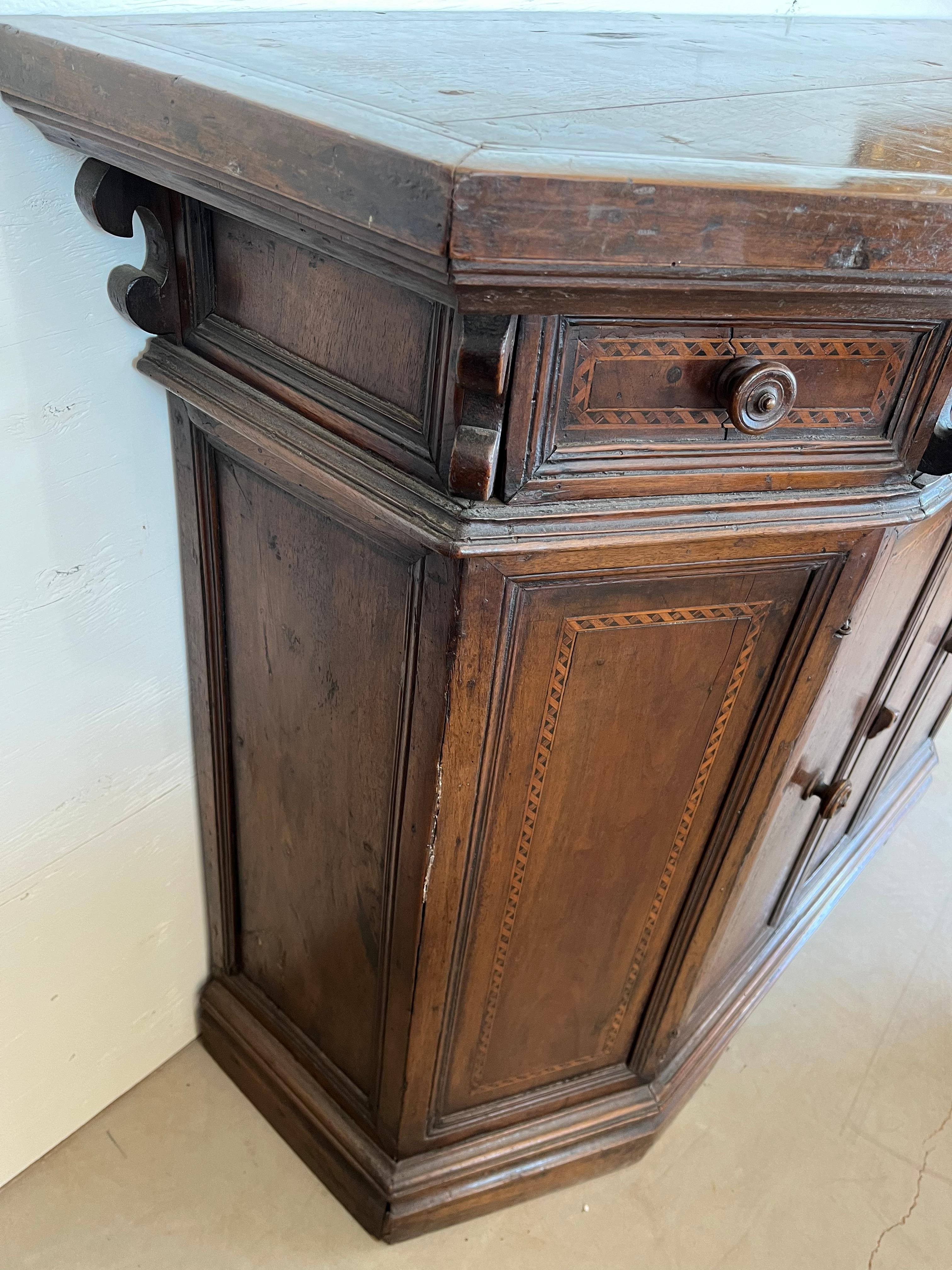 Credenza italiana de nogal del siglo XVIII con incrustaciones 12