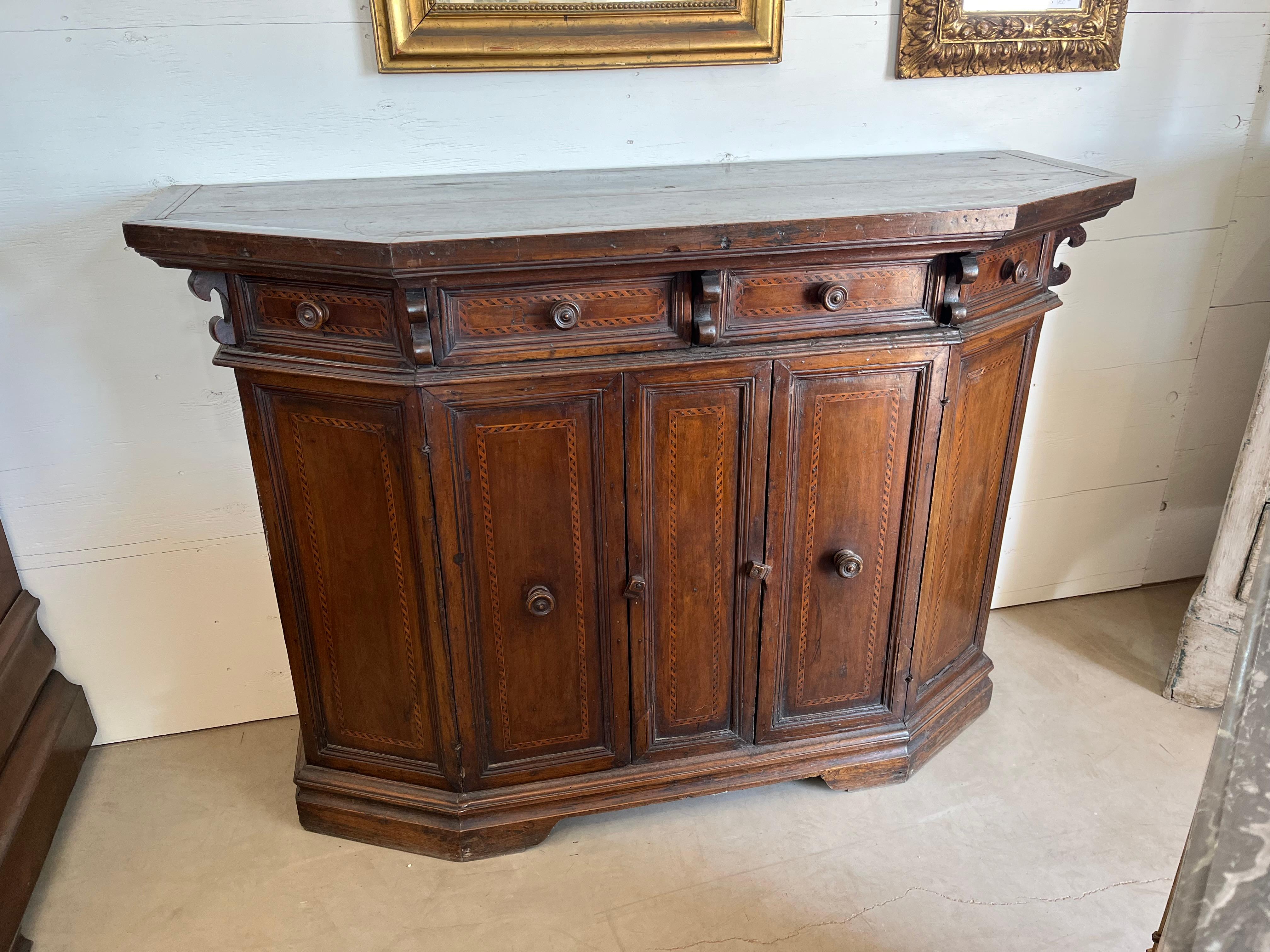 Credenza italiana de nogal del siglo XVIII con incrustaciones 13