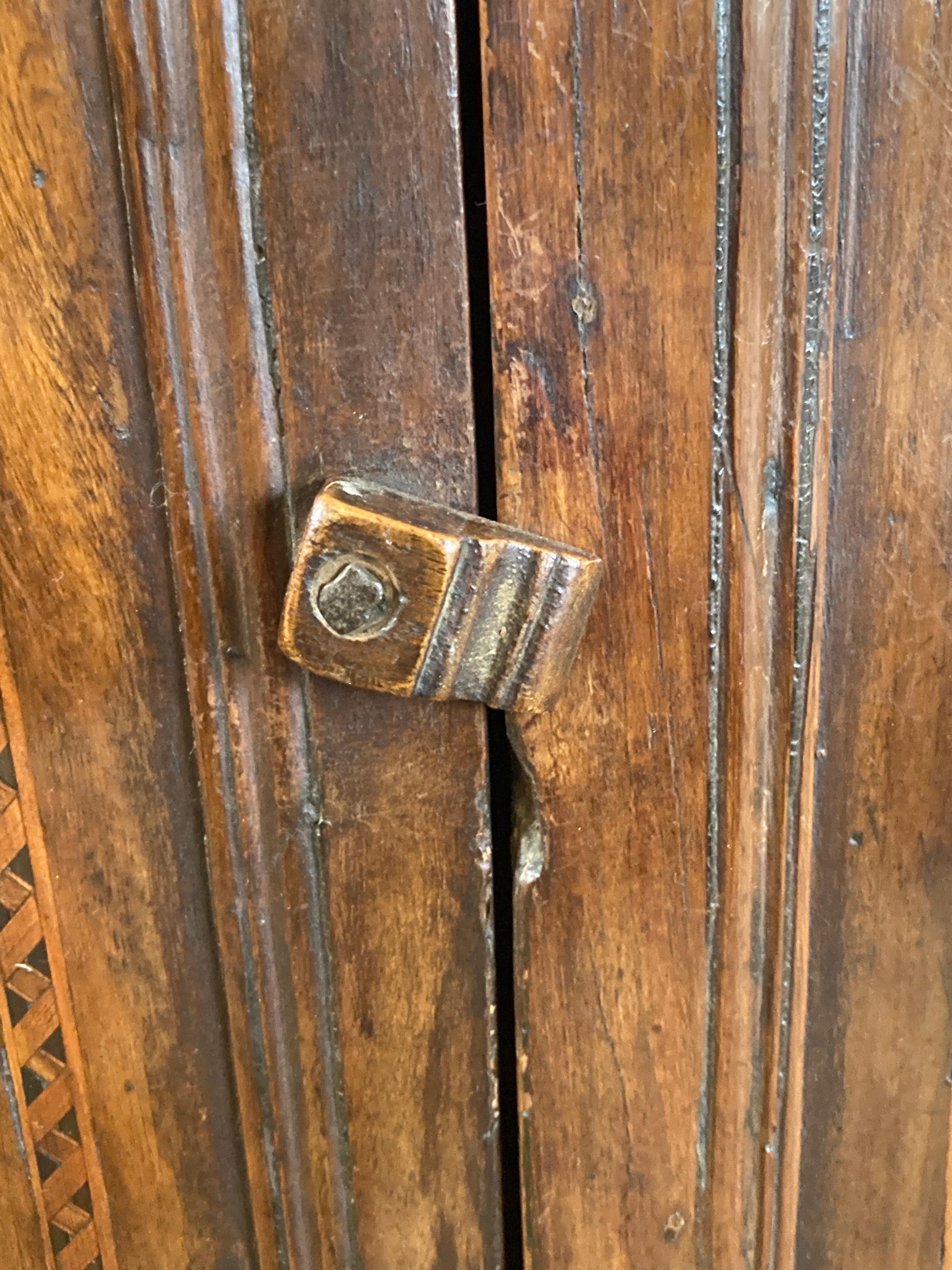 Credenza italiana de nogal del siglo XVIII con incrustaciones Tallado a mano