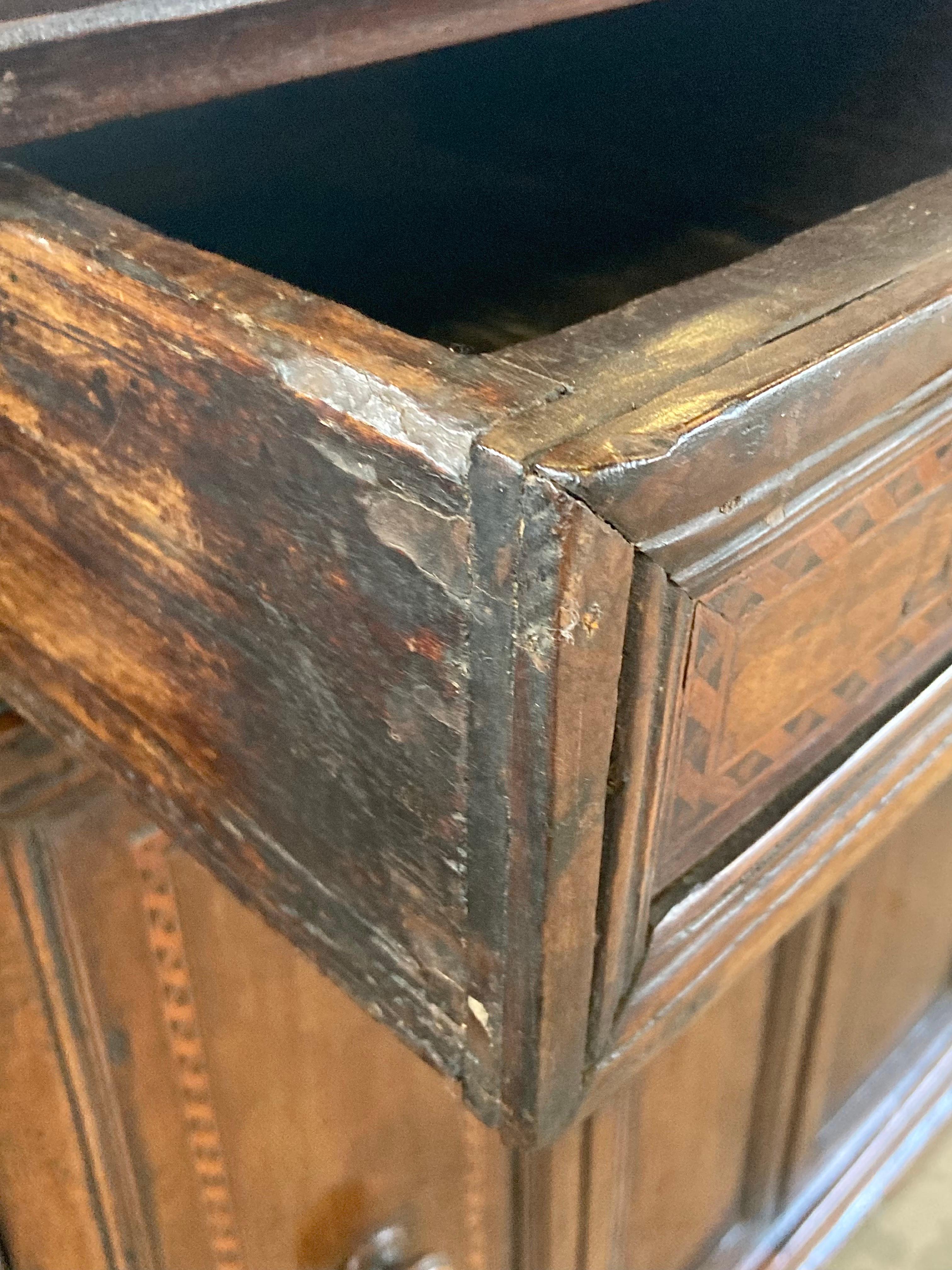 Credenza italiana de nogal del siglo XVIII con incrustaciones Nogal
