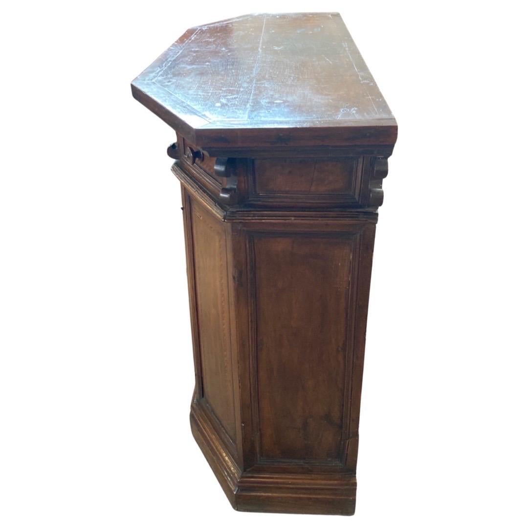 Credenza italiana de nogal del siglo XVIII con incrustaciones 1