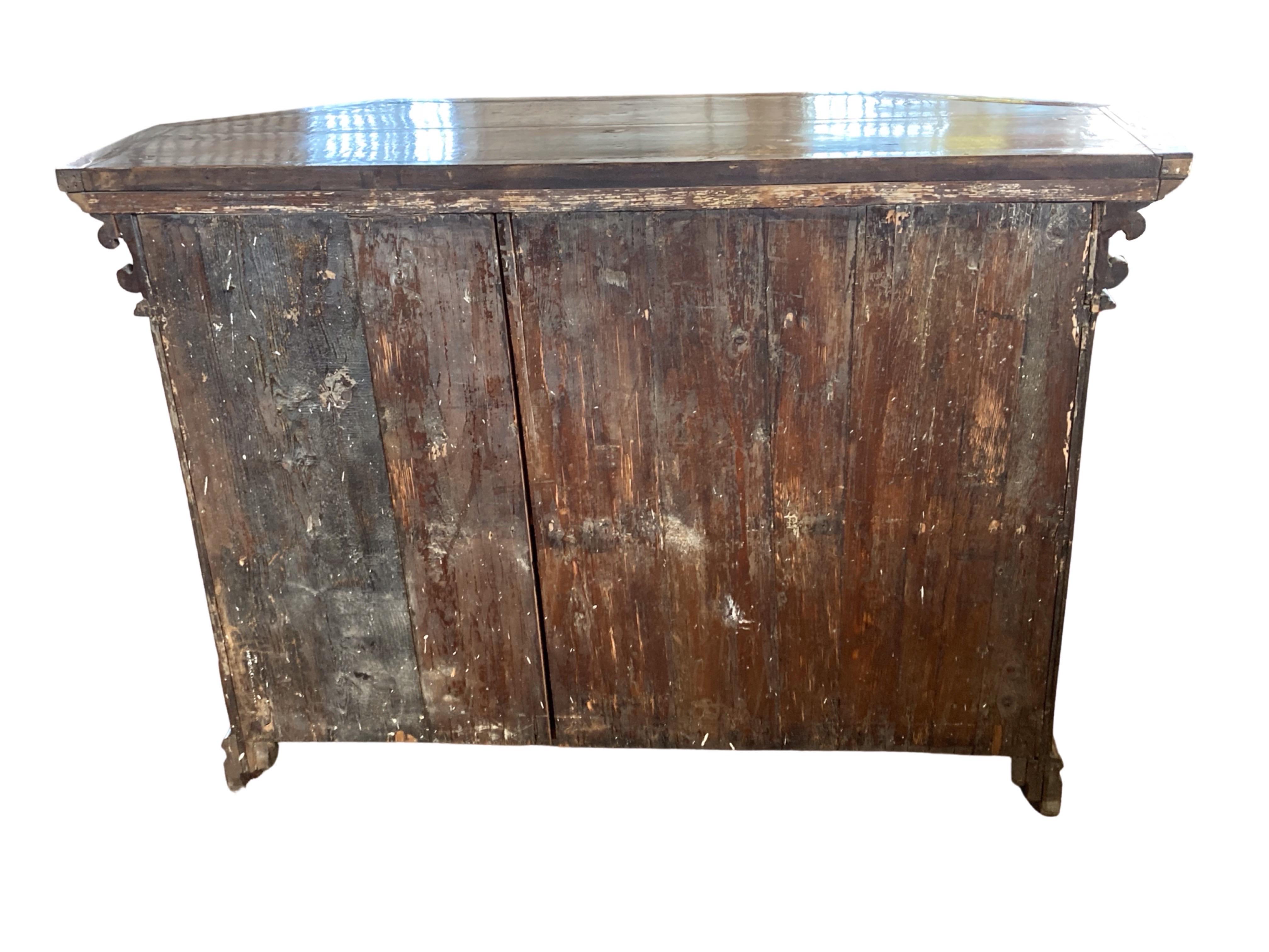 Credenza italiana de nogal del siglo XVIII con incrustaciones 2