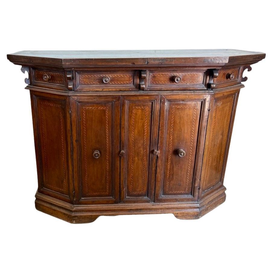 Credenza italiana de nogal del siglo XVIII con incrustaciones