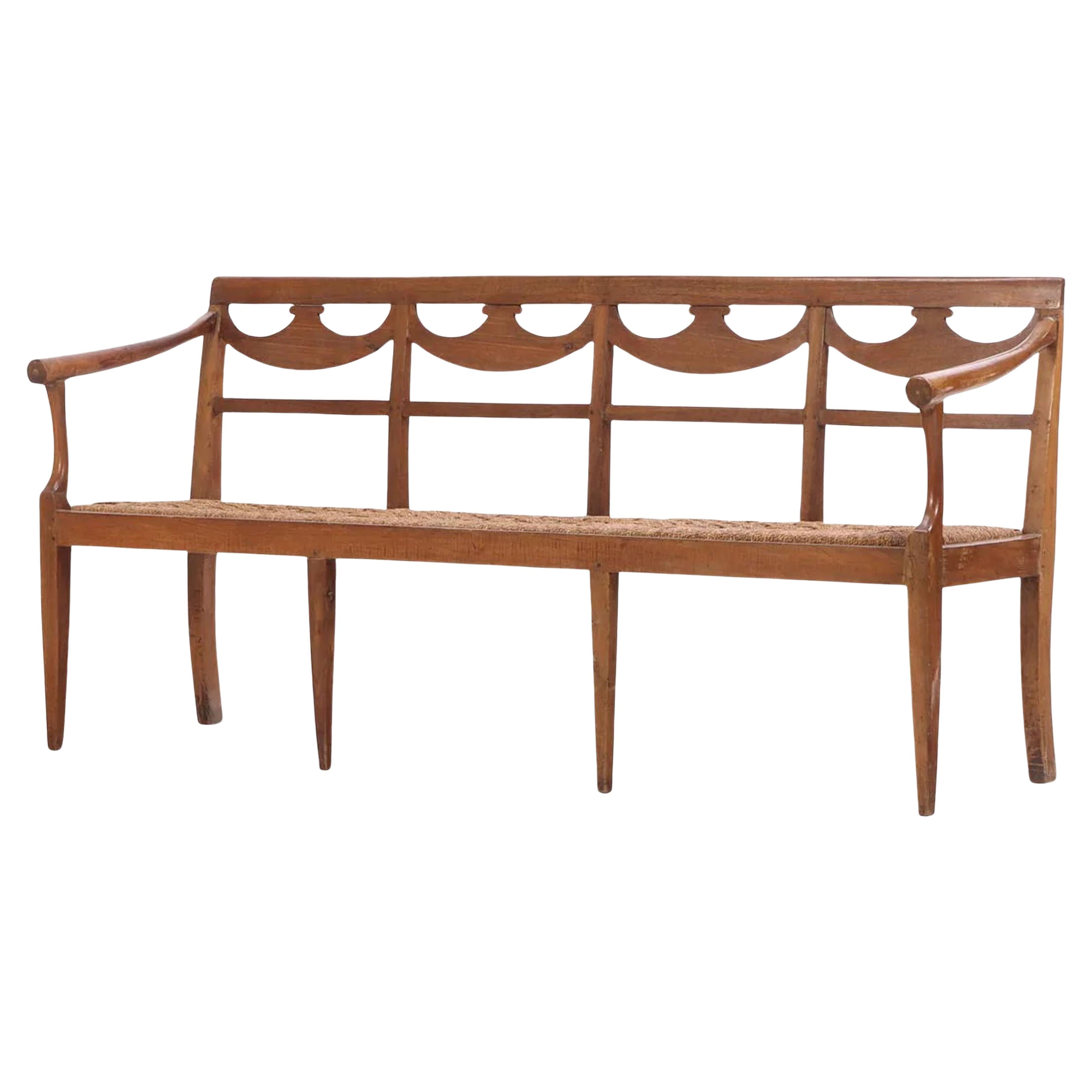 Panchina in noce del XVIII secolo con seduta in corde e braccioli aperti