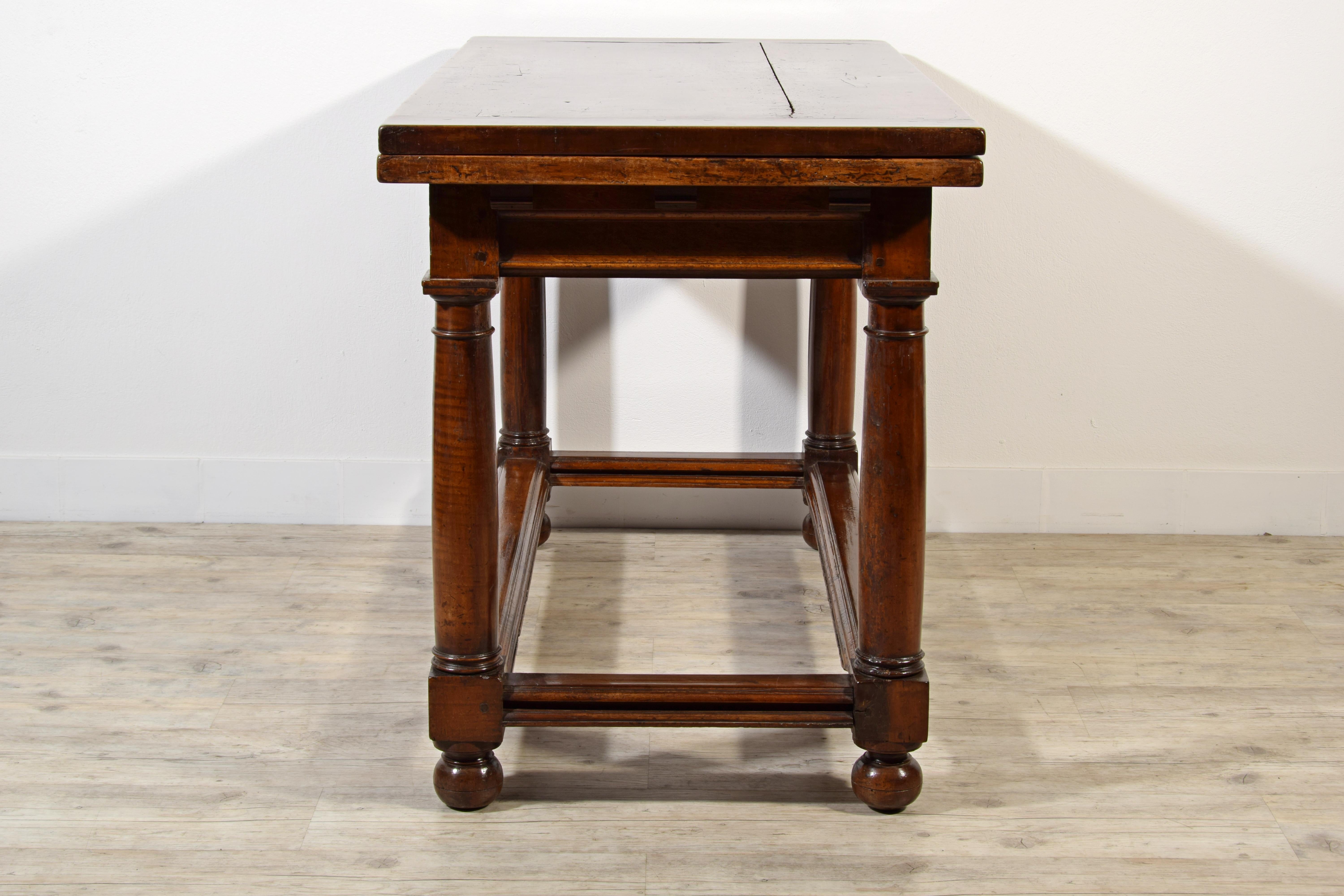 18TH Century, Italian Walnut Extendable Table For Sale 5
