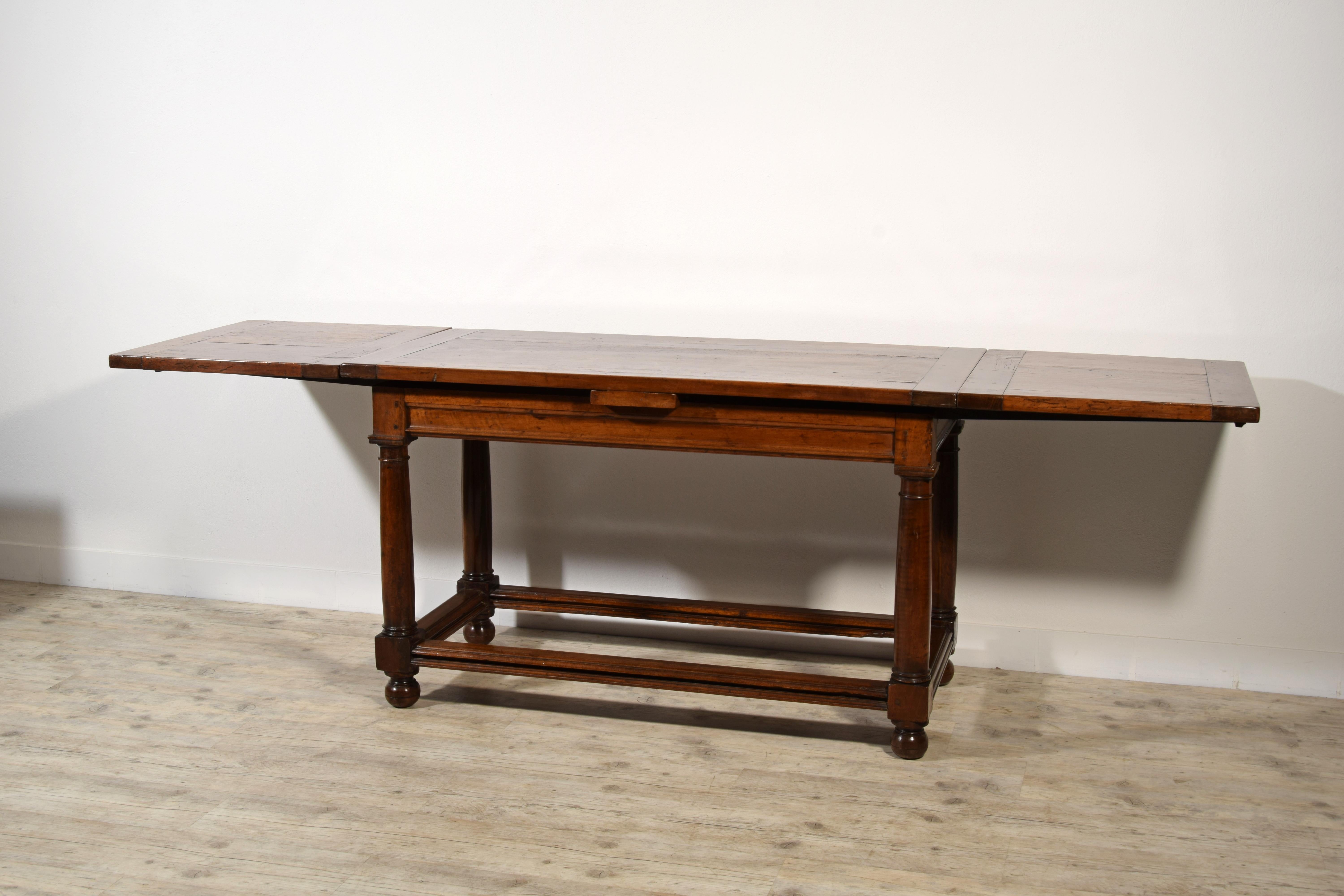 18TH Century, Italian Walnut Extendable Table For Sale 7