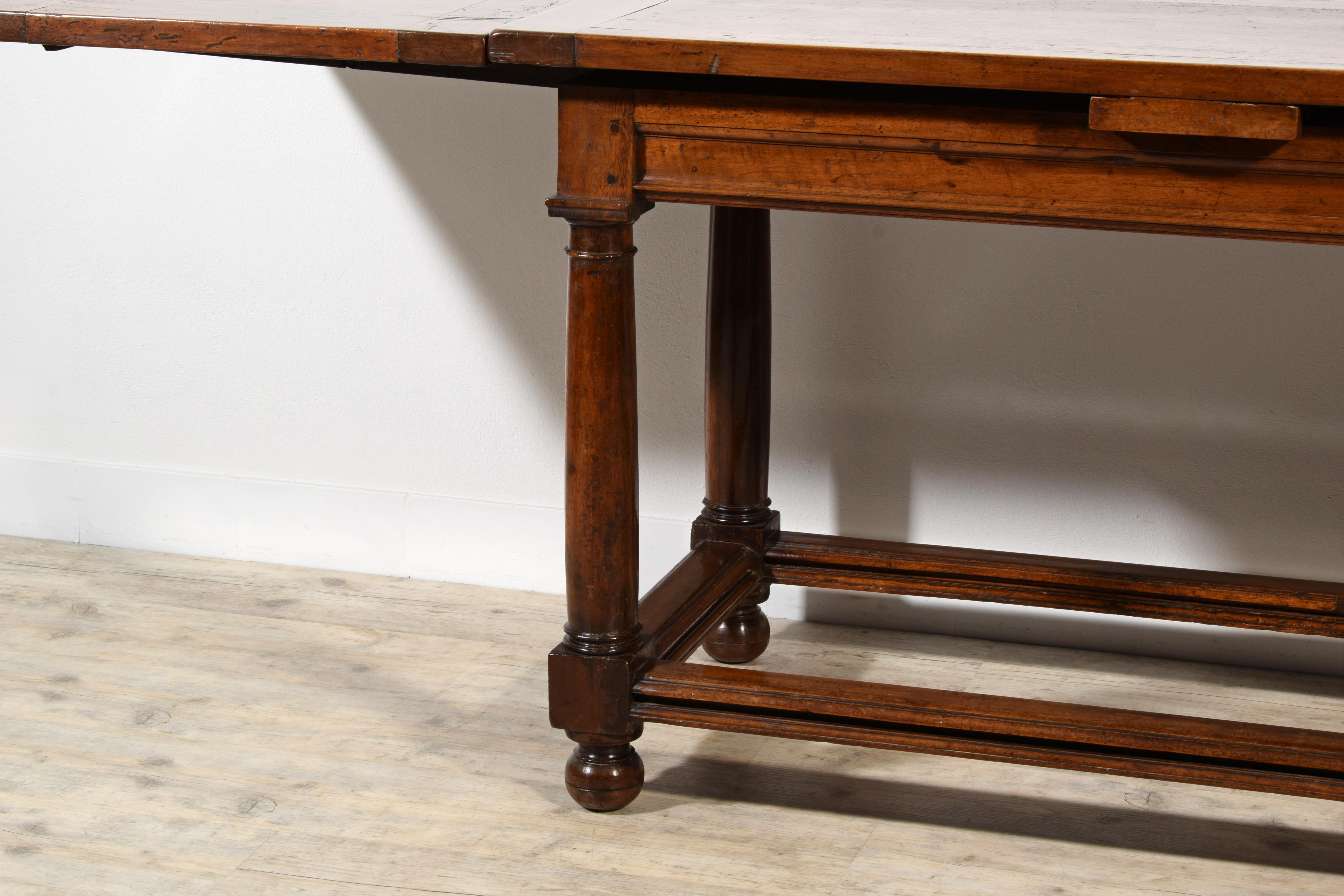 18TH Century, Italian Walnut Extendable Table For Sale 9