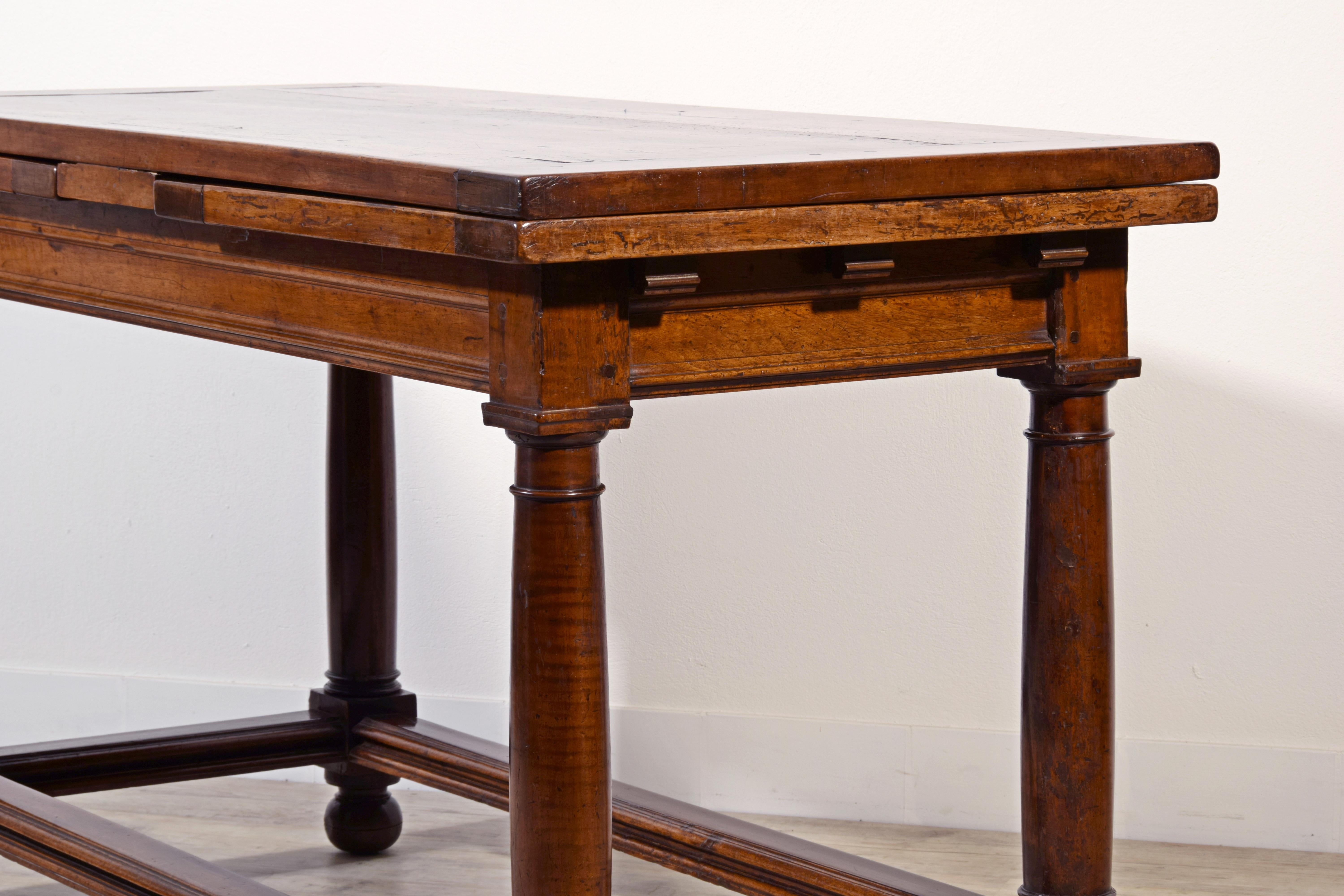 18TH Century, Italian Walnut Extendable Table For Sale 13