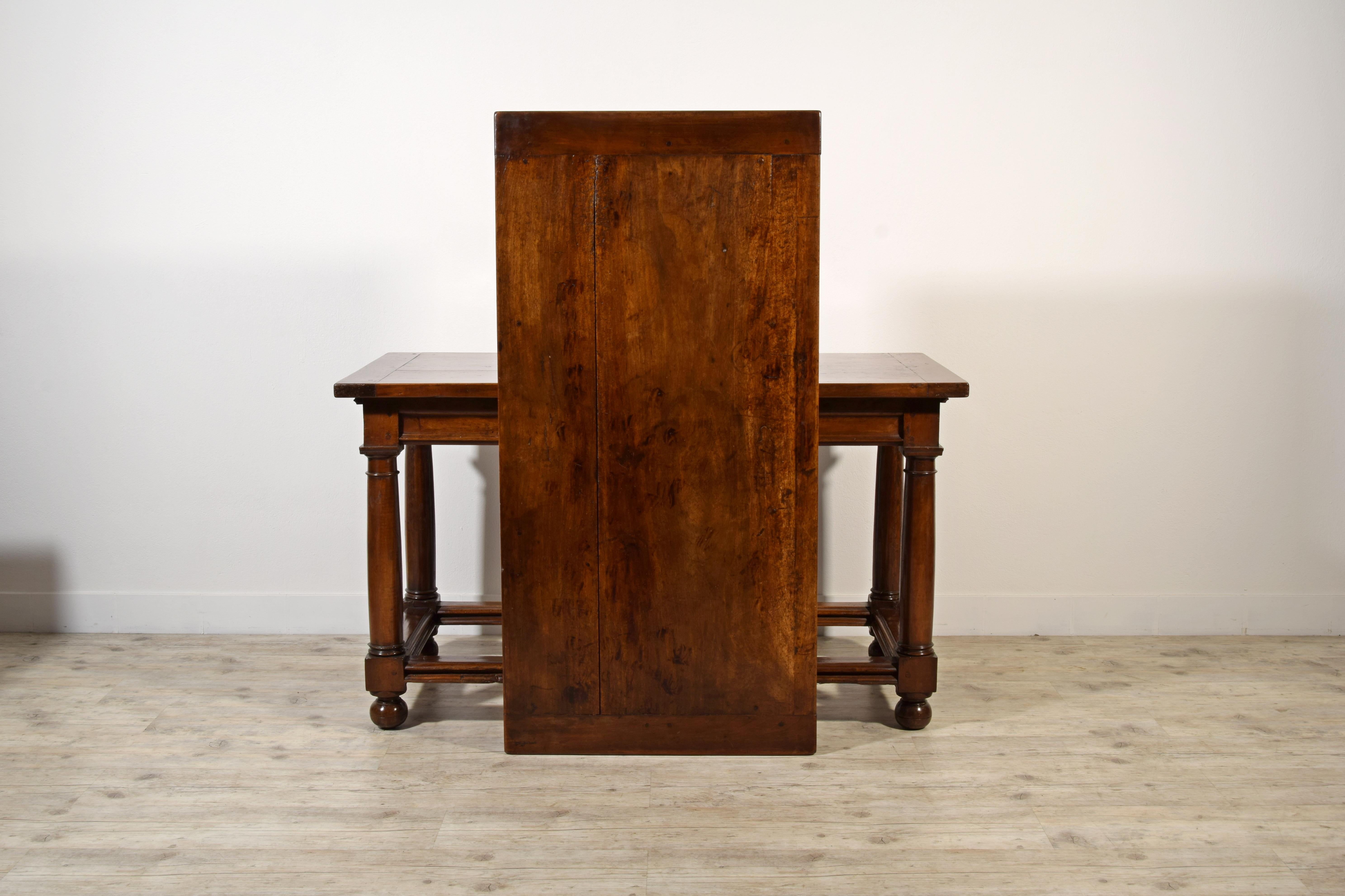 18TH Century, Italian Walnut Extendable Table For Sale 14
