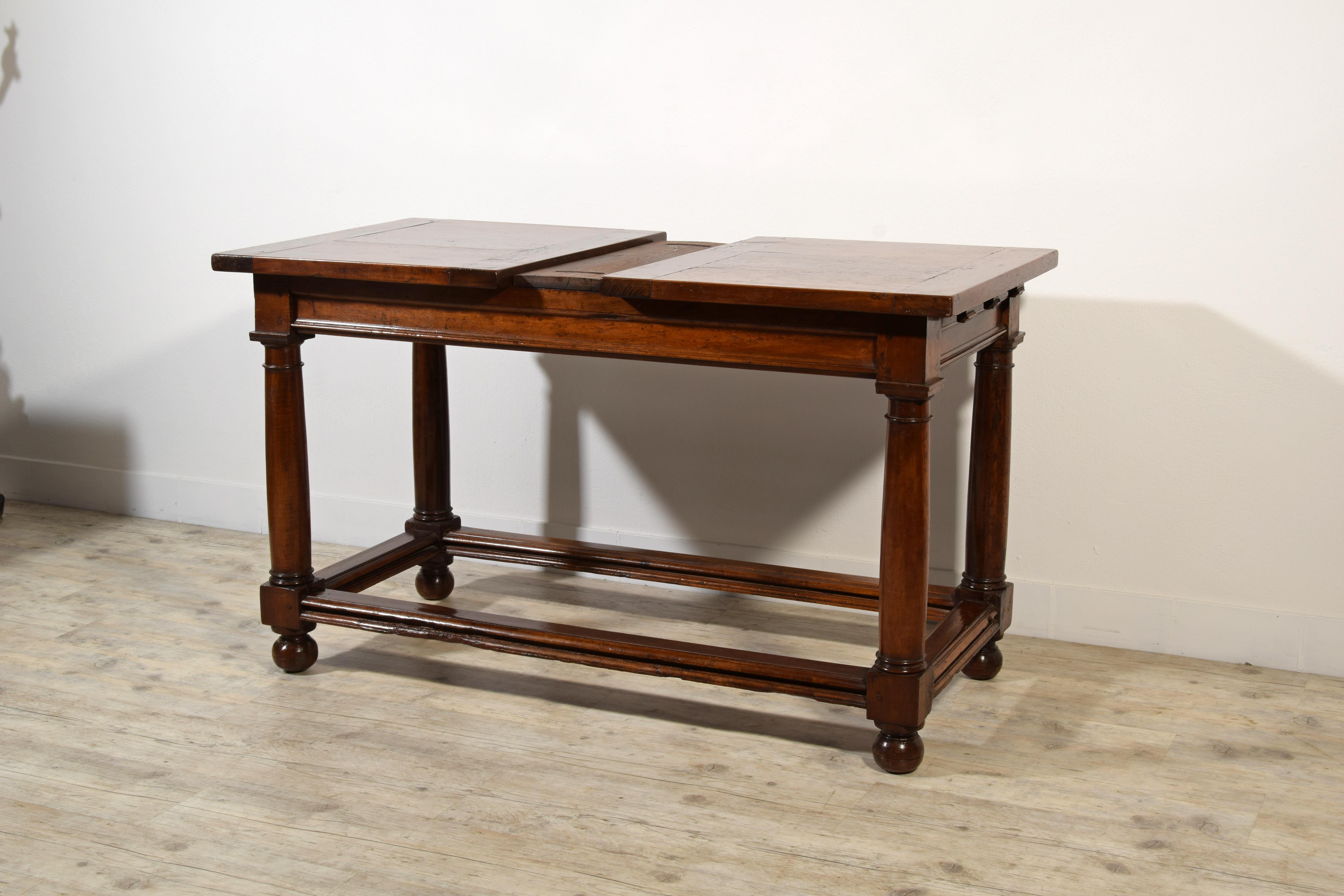 18TH Century, Italian Walnut Extendable Table For Sale 15