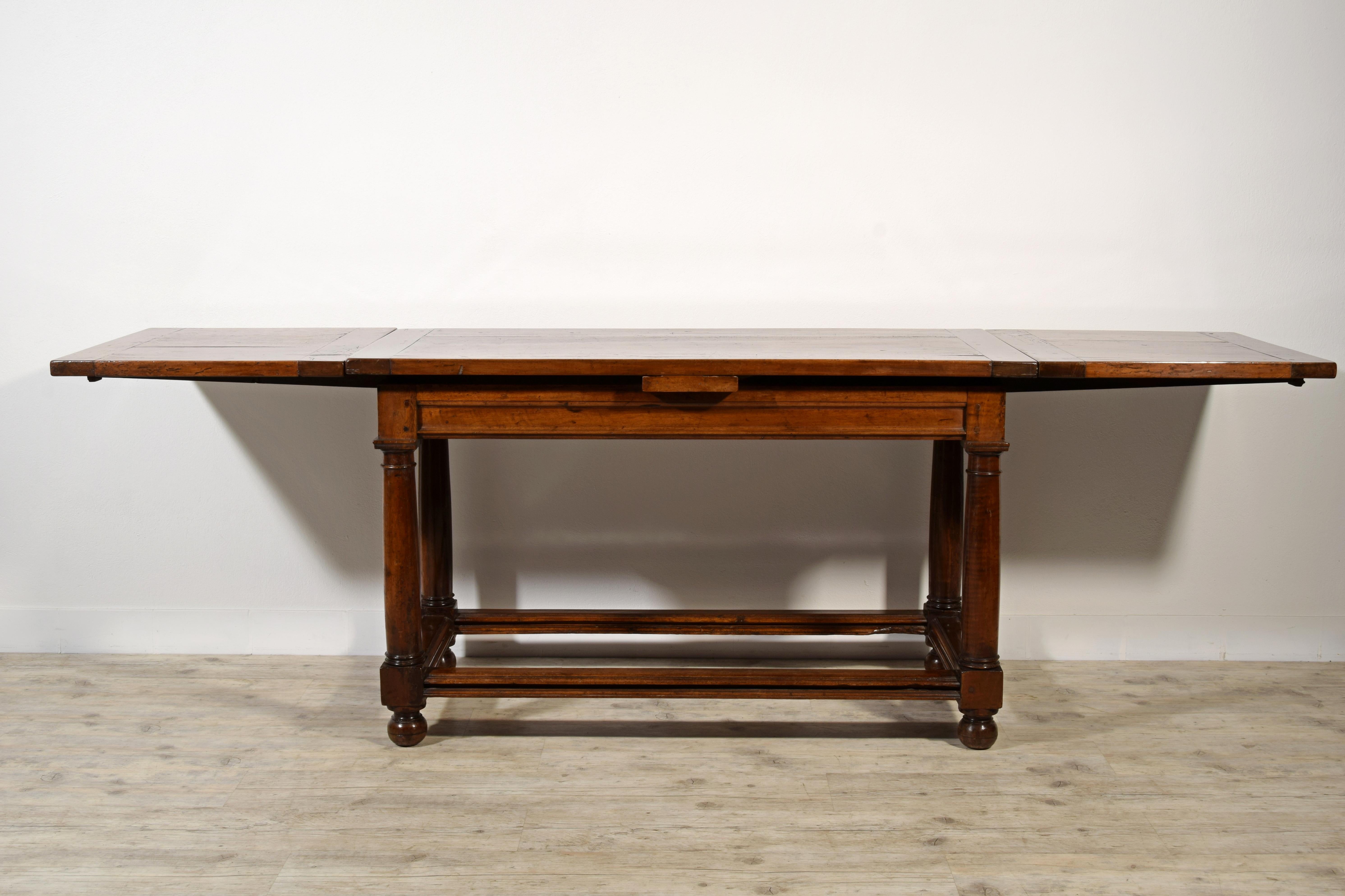 18th Century 18TH Century, Italian Walnut Extendable Table For Sale