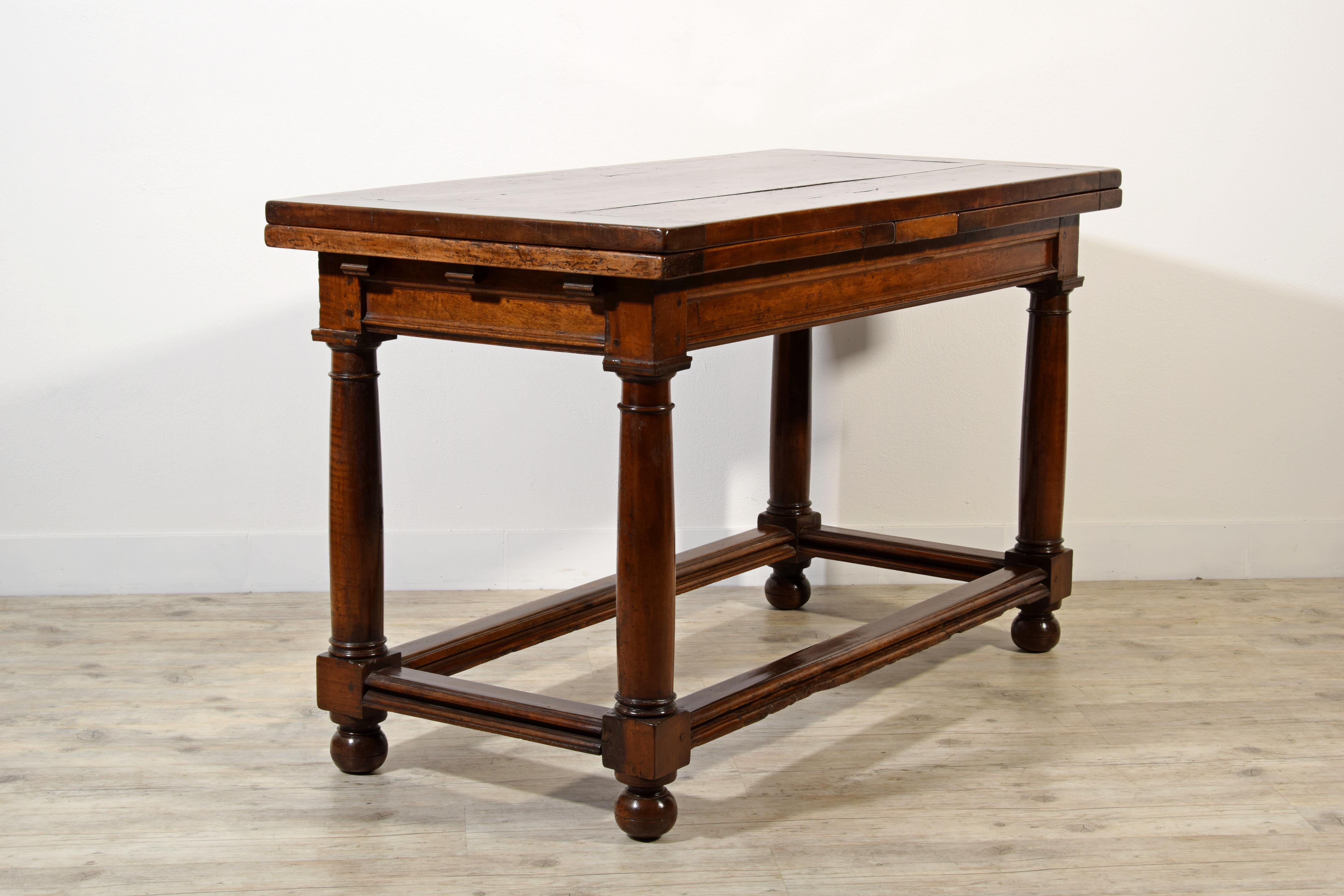 18TH Century, Italian Walnut Extendable Table For Sale 1