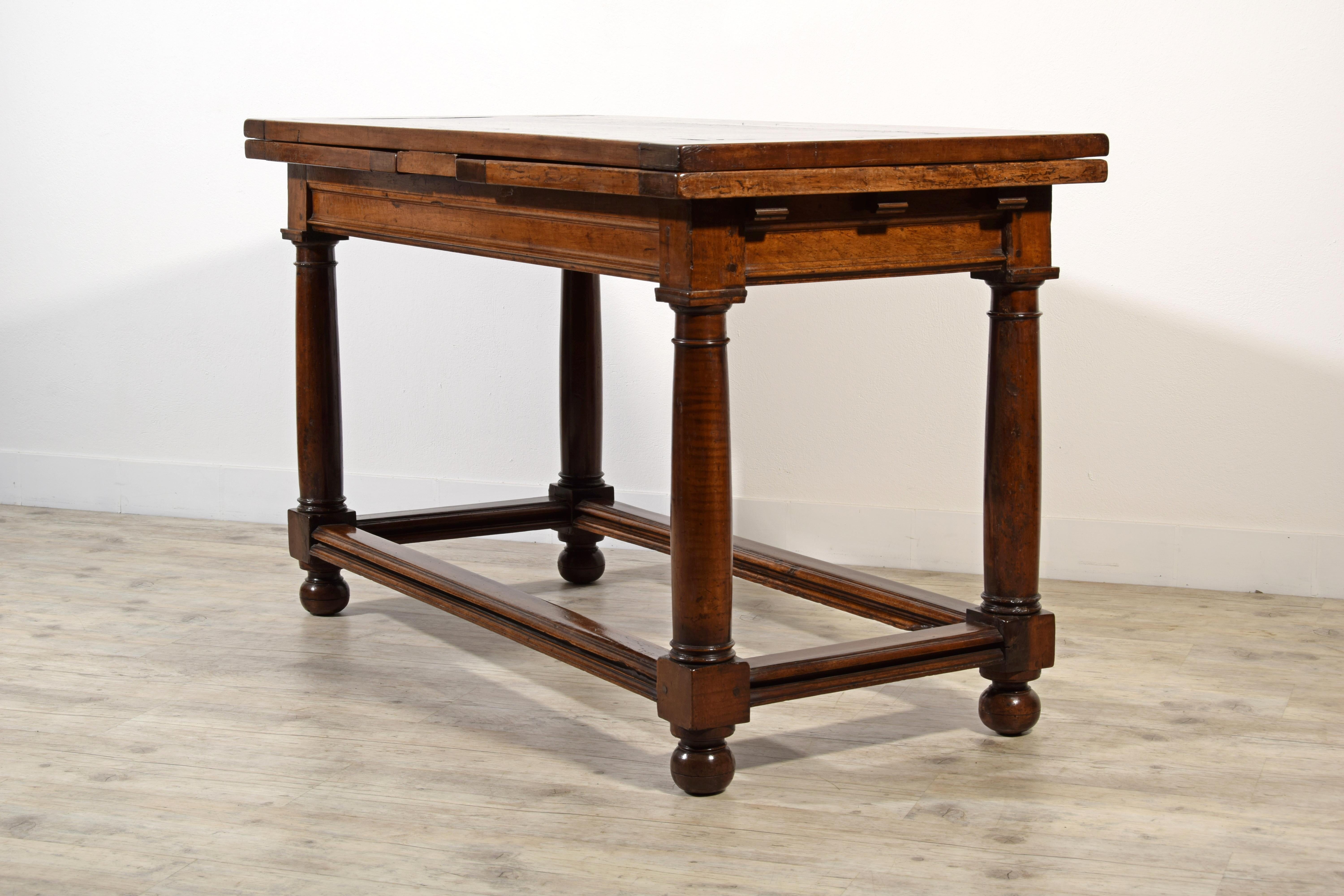 18TH Century, Italian Walnut Extendable Table For Sale 3