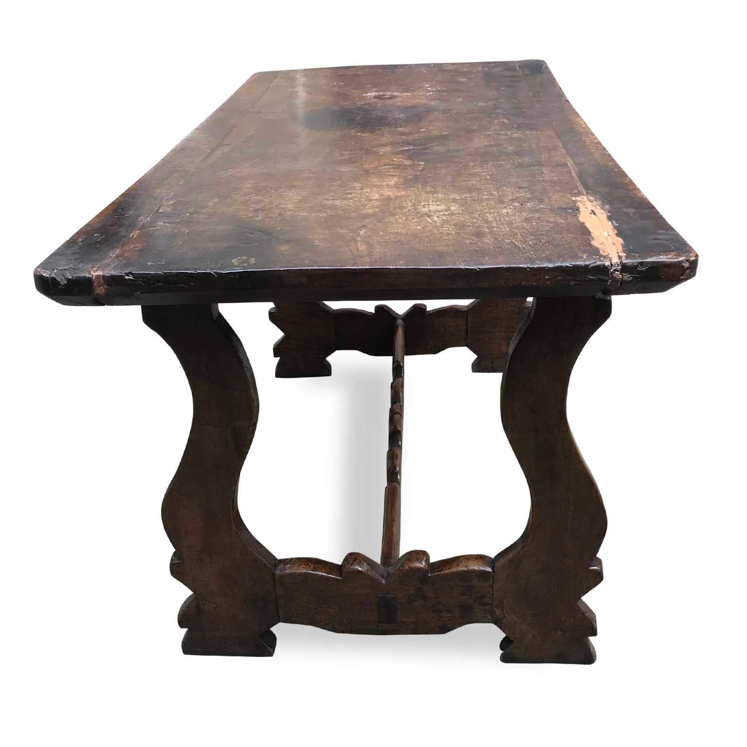 An Italian Renaissance style walnut Fratino table from the 18th century from a private house of Milan. 
Born in Italy during the first half of 18th century, this exquisite solid walnut table features a rectangular top, realized with a single solid