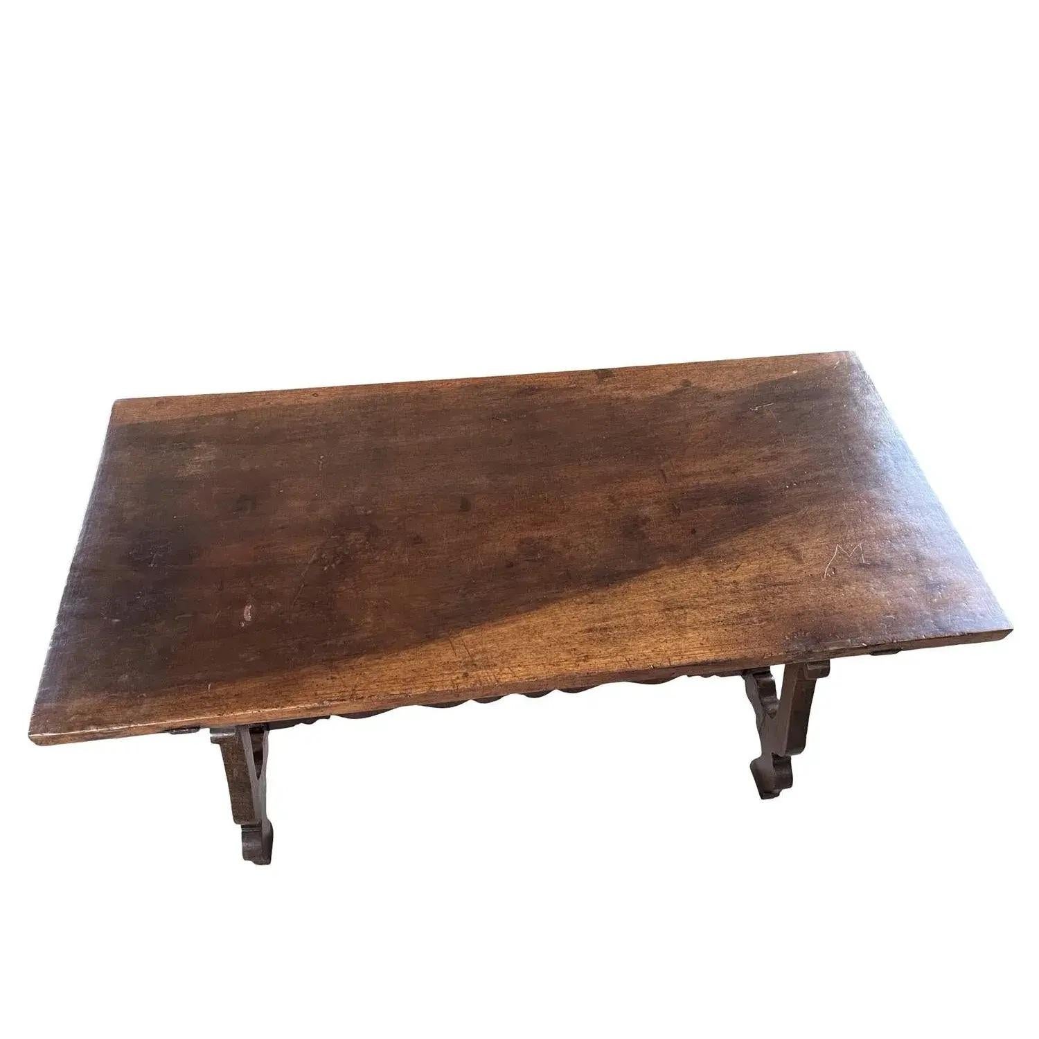 Italienischer Fratino-Tisch aus Nussbaum des 18. Jahrhunderts mit Lyra-Beinen (Barock) im Angebot