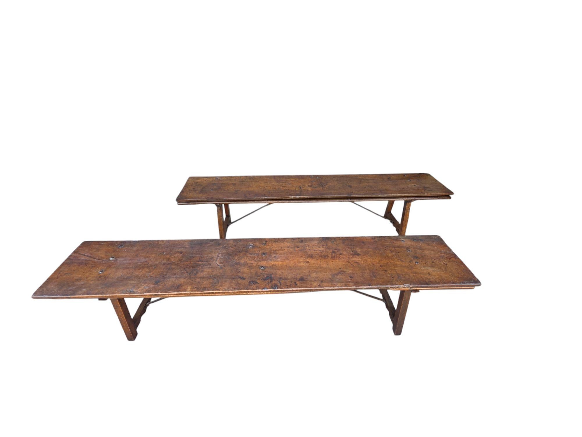 Italienische Nussbaum- und Eisenbänke des 18. Jahrhunderts - Paar (Primitiv) im Angebot