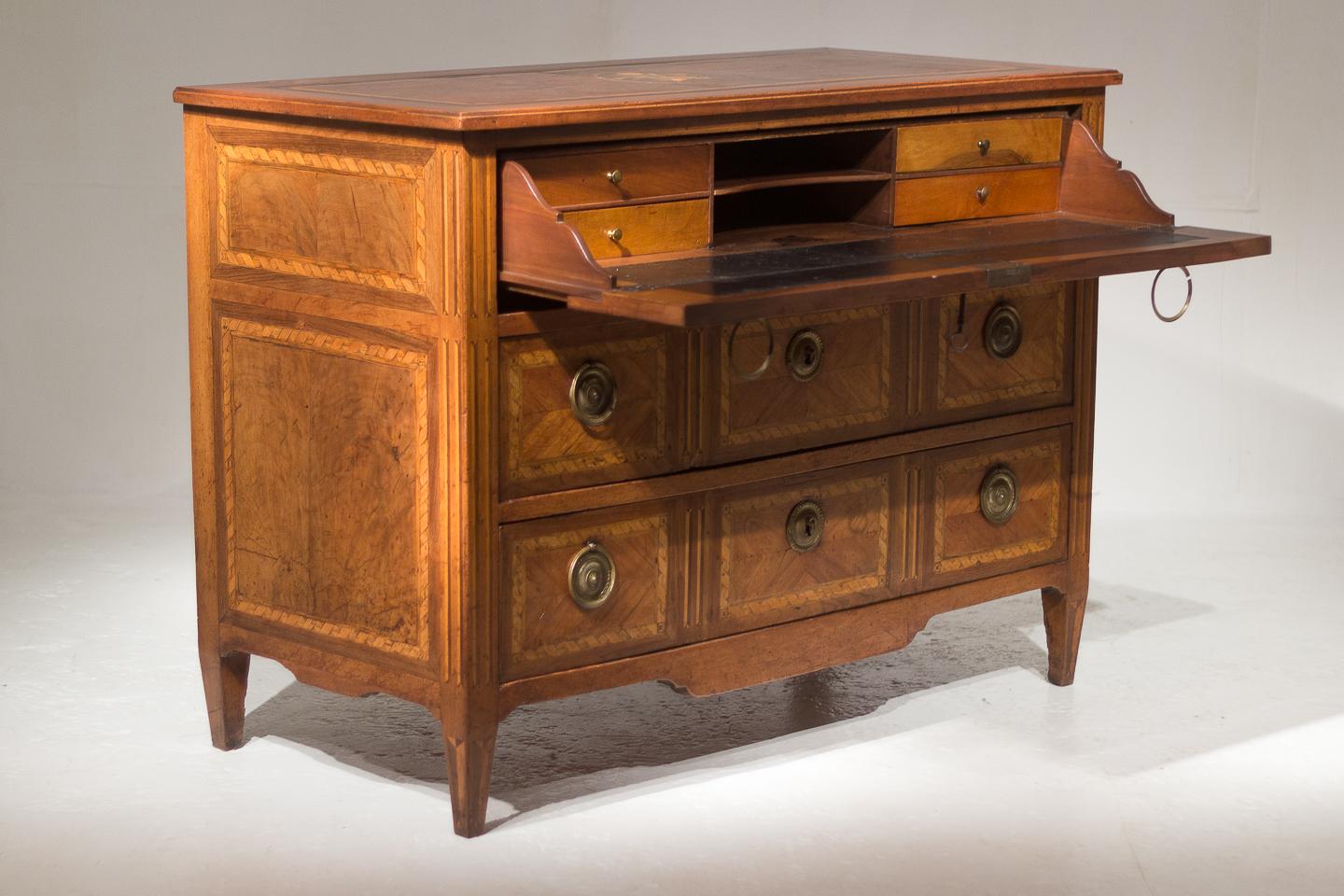 18th Century Italian Walnut and Kingwood Chest of Drawers In Good Condition In Gloucestershire, GB