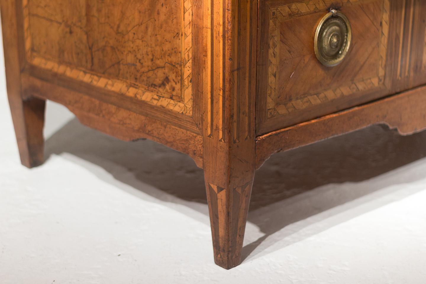 18th Century Italian Walnut and Kingwood Chest of Drawers 1