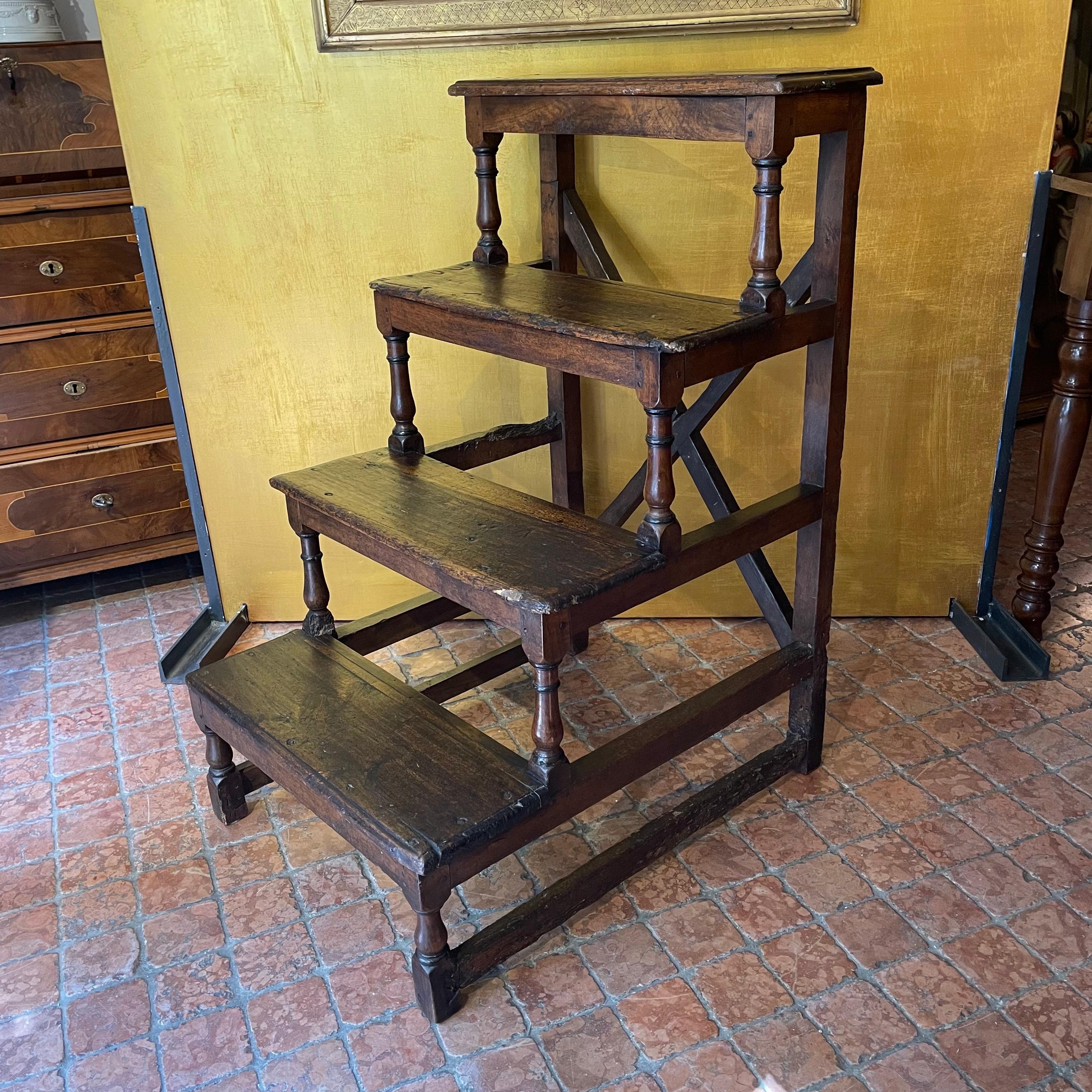 Italian Walnut Library Ladder from the 1800s with four steps, with Baroque Rochetto style turned uprights with a stable and solid structure; comes from a private collection in Milan, featuring recent restorations consistent with the