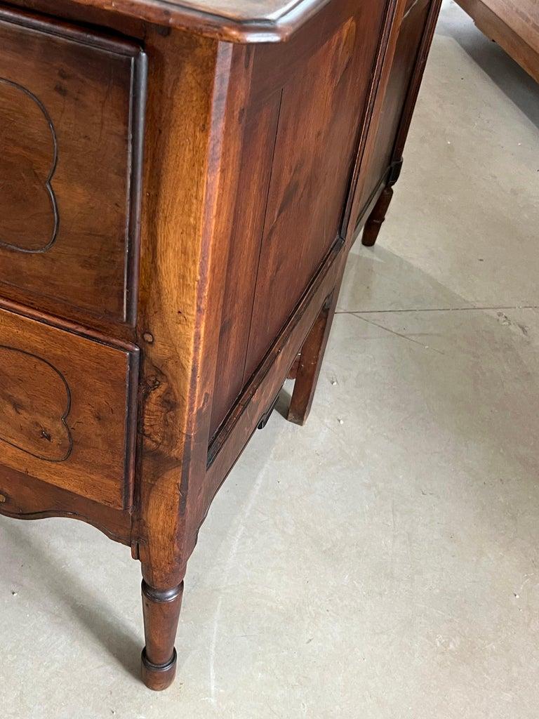 Italienische Nussbaum-Louis-XVI-Kommode aus dem 18. im Zustand „Gut“ im Angebot in Carmine, TX