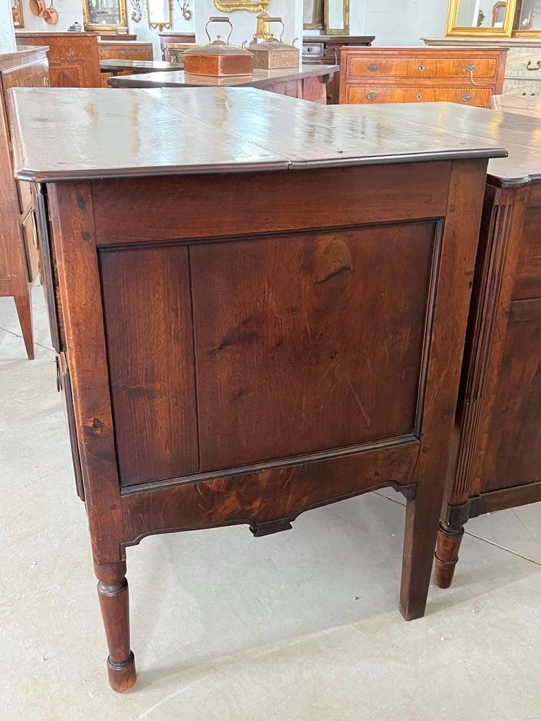 Italienische Nussbaum-Louis-XVI-Kommode aus dem 18. im Angebot 2