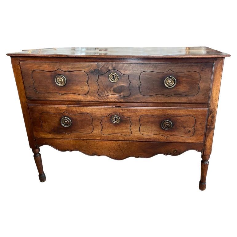 Italienische Nussbaum-Louis-XVI-Kommode aus dem 18. im Angebot