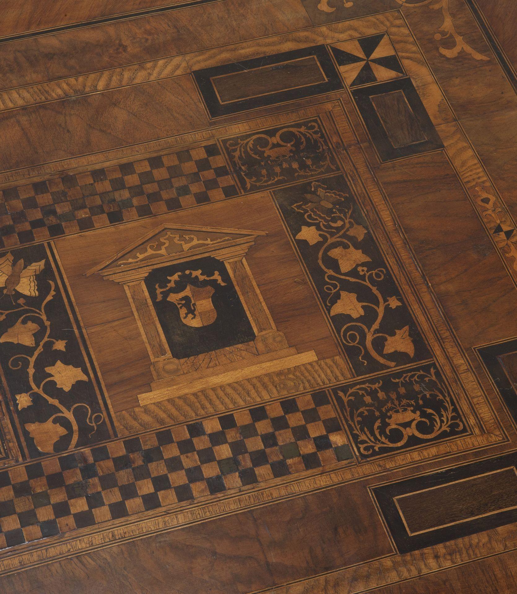 Mesa italiana de marquetería de nogal del siglo XVIII en venta 3