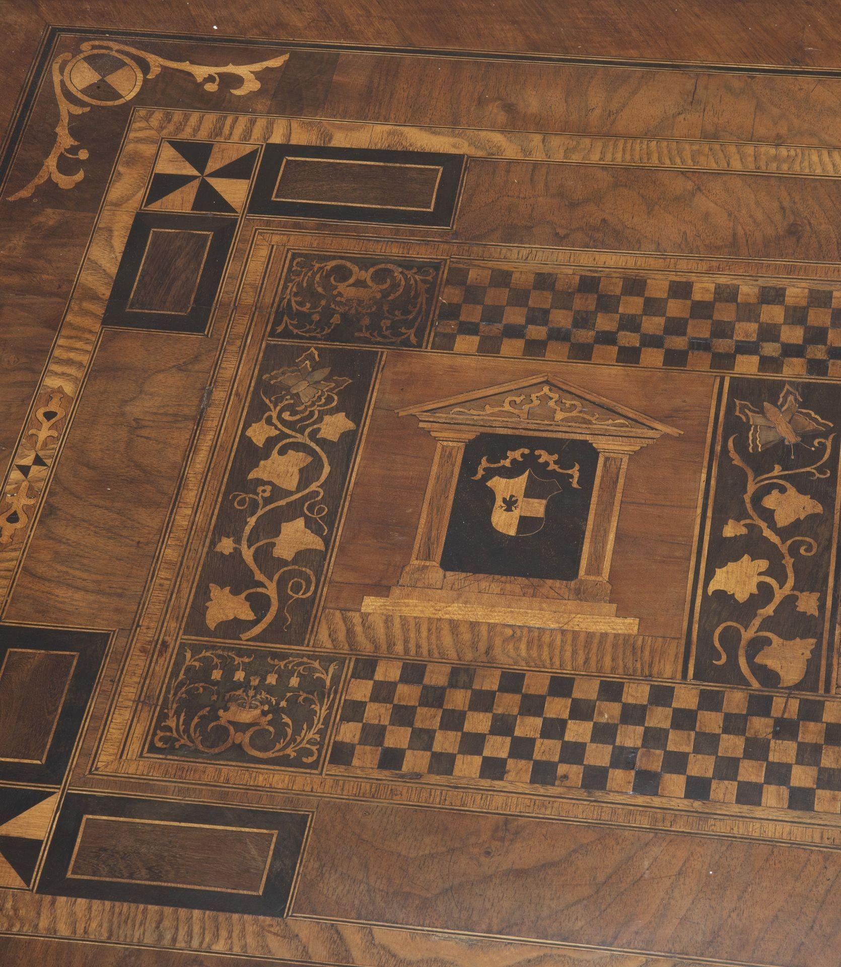 Mesa italiana de marquetería de nogal del siglo XVIII en venta 4