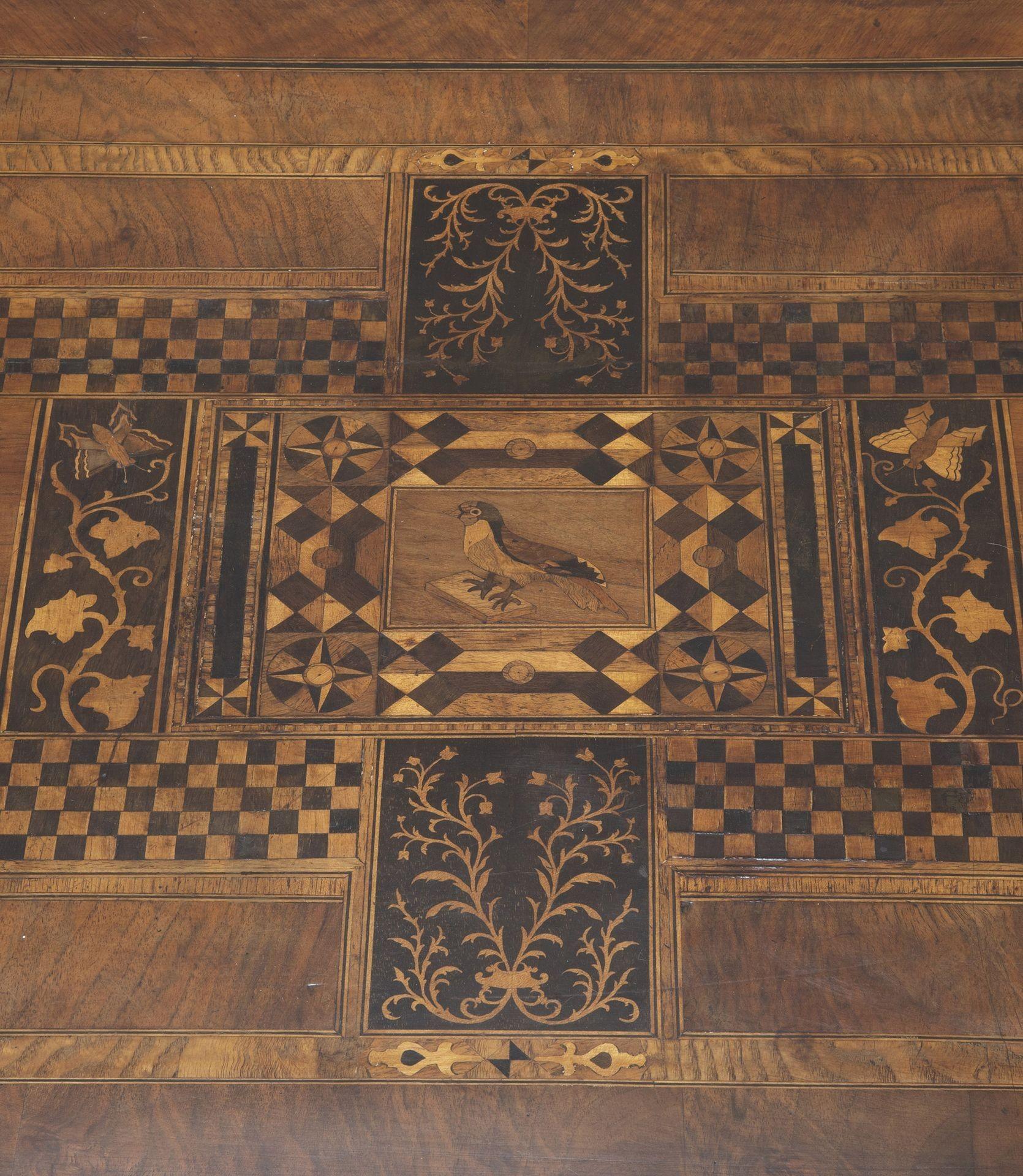 Mesa italiana de marquetería de nogal del siglo XVIII en venta 5