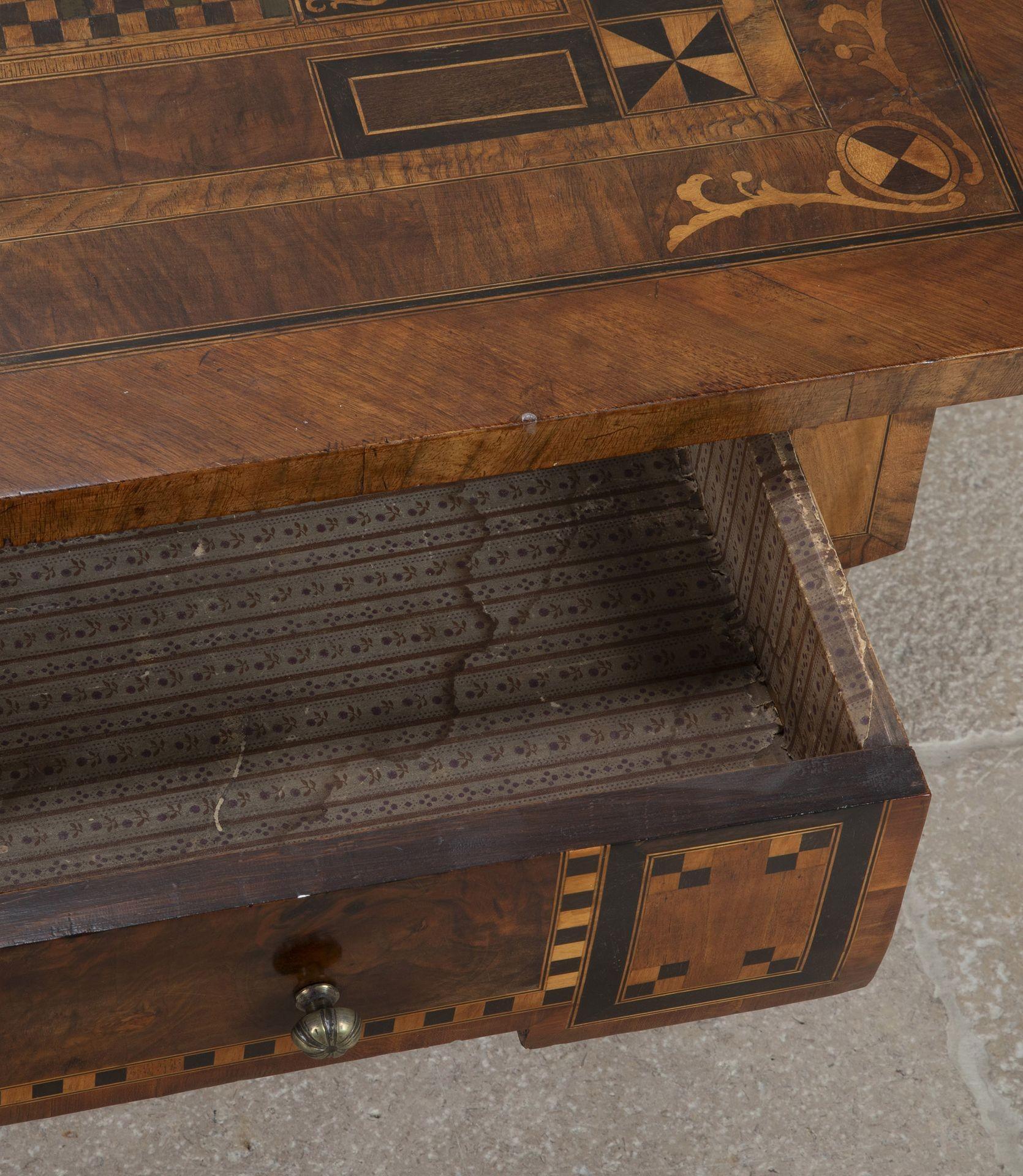 Mesa italiana de marquetería de nogal del siglo XVIII en venta 6