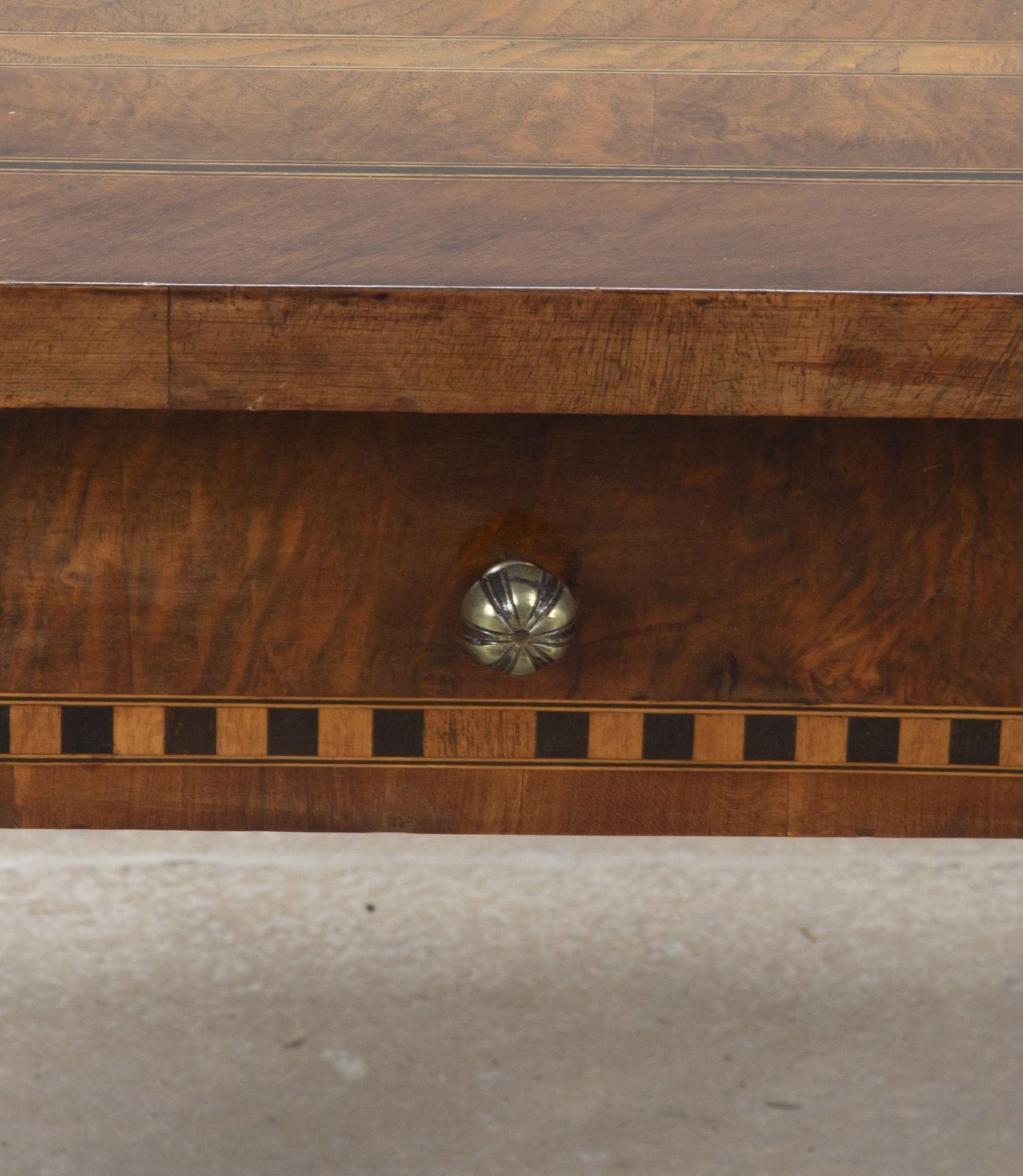 Mesa italiana de marquetería de nogal del siglo XVIII en venta 7