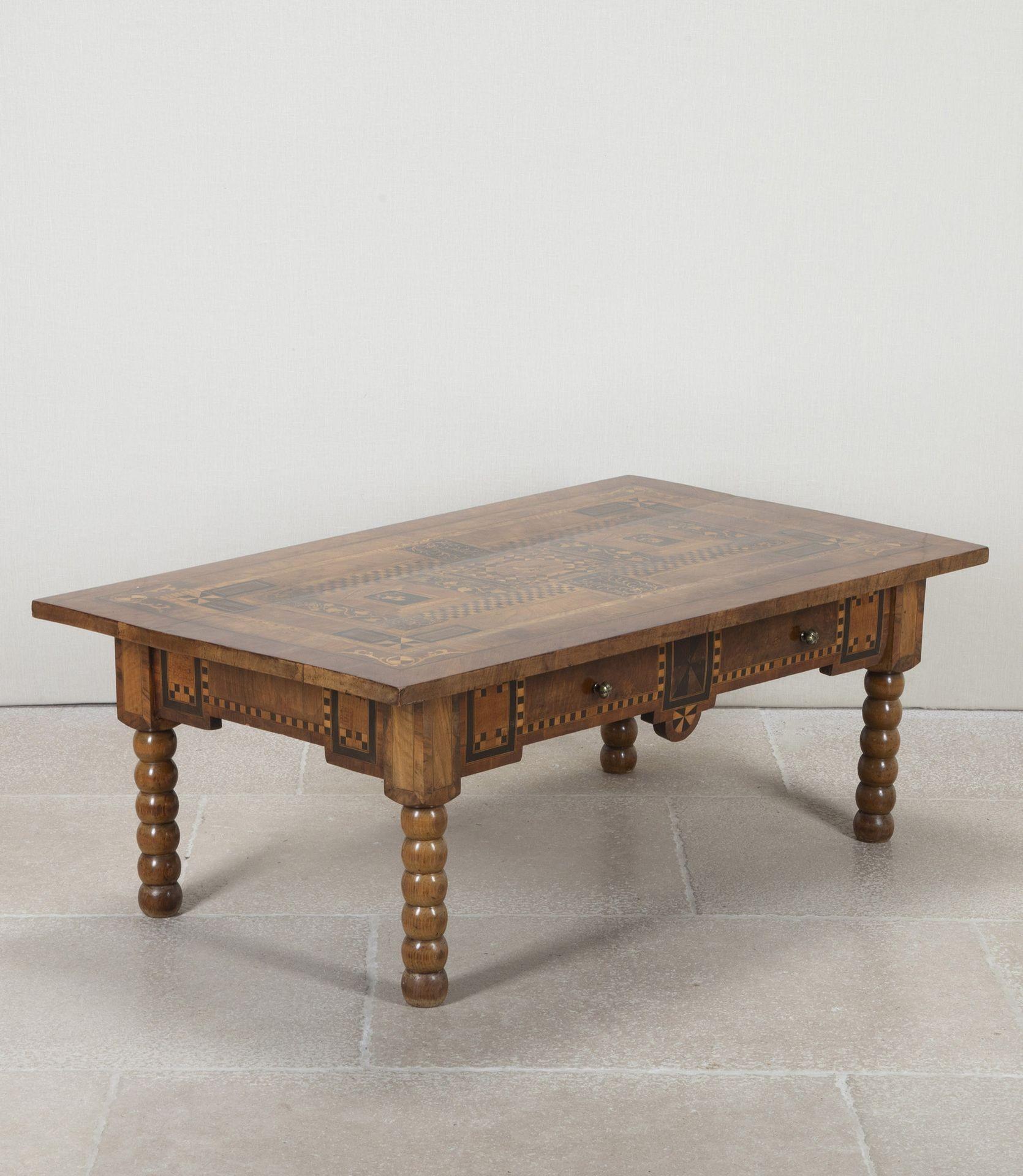 Mesa italiana de marquetería de nogal del siglo XVIII Italiano en venta