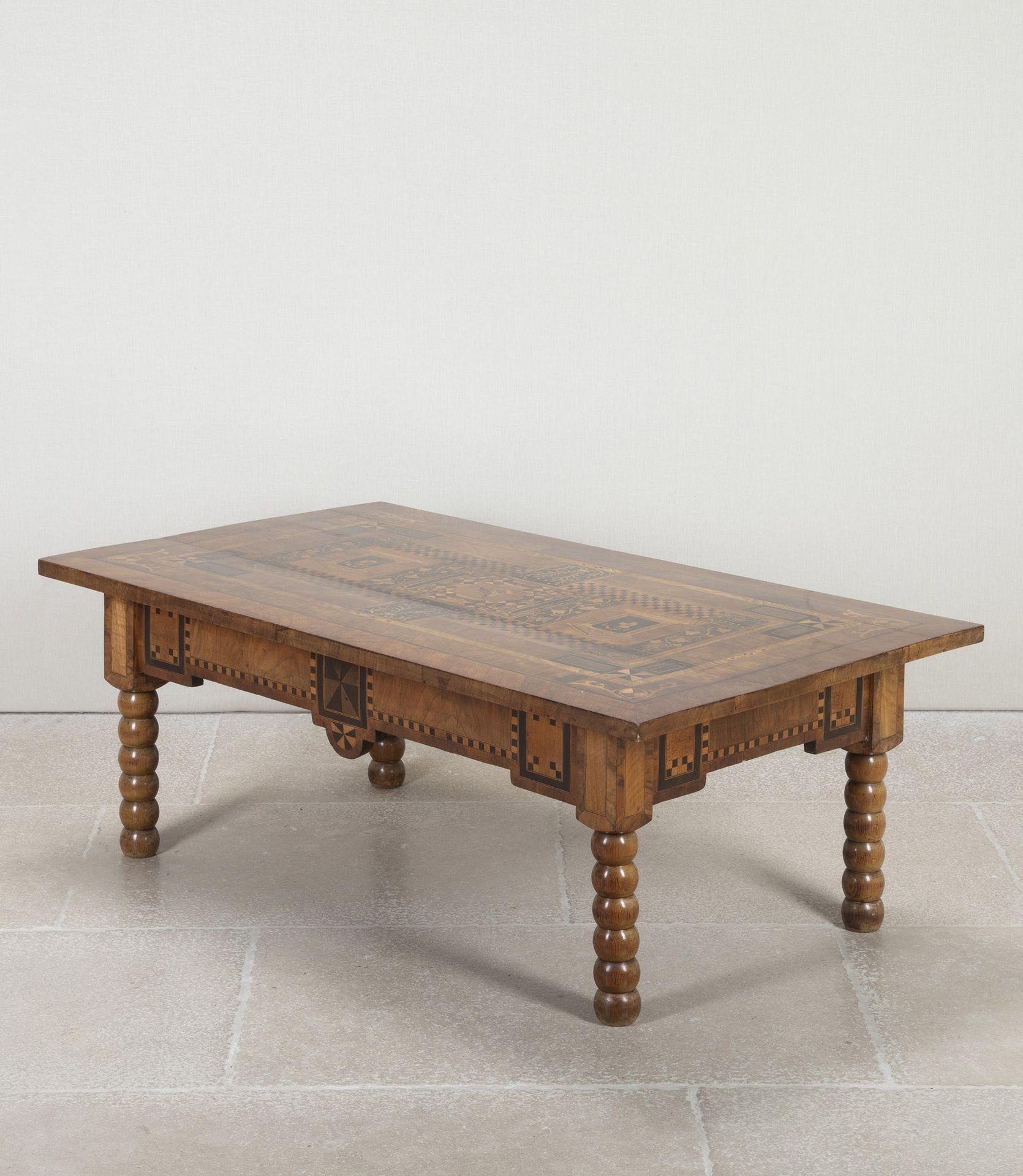 Mesa italiana de marquetería de nogal del siglo XVIII Marquetería en venta