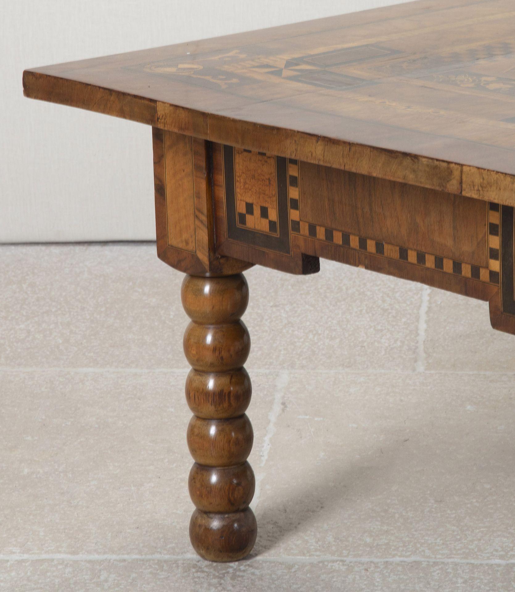 Mesa italiana de marquetería de nogal del siglo XVIII siglo XVIII y antes en venta