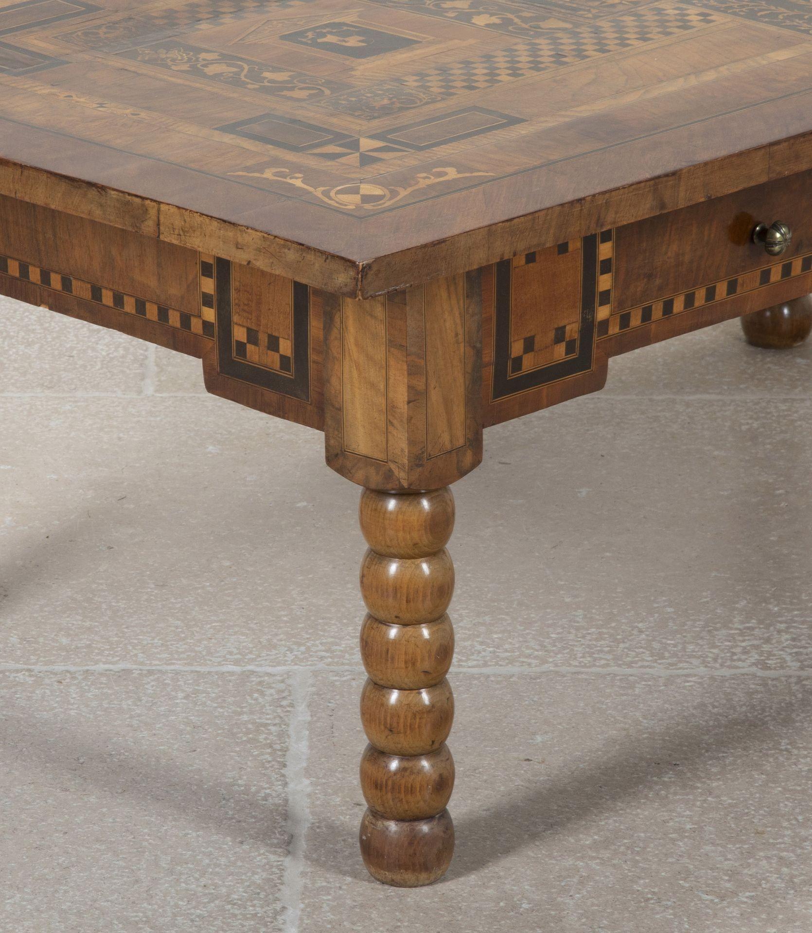 Mesa italiana de marquetería de nogal del siglo XVIII Nogal en venta