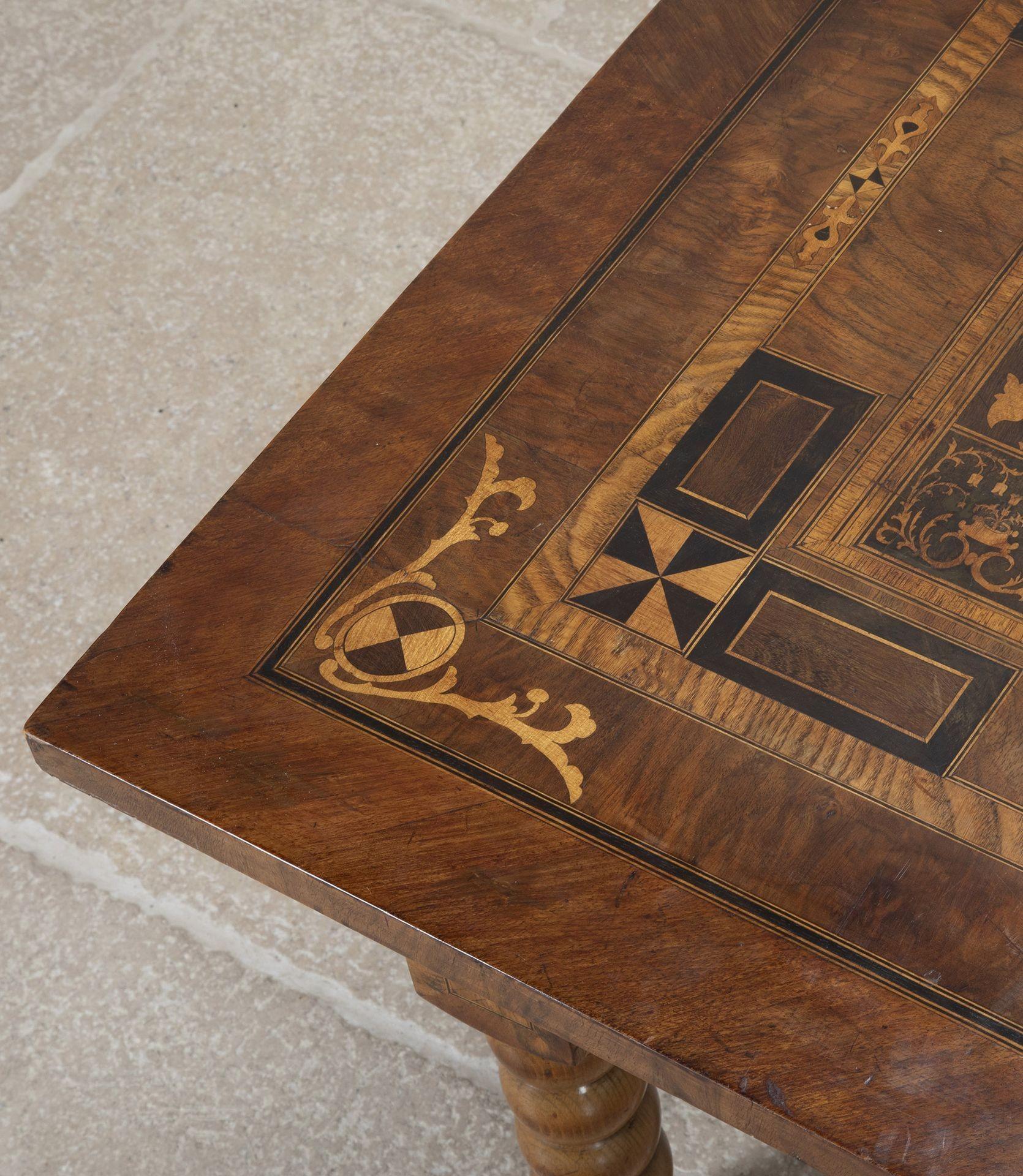 Mesa italiana de marquetería de nogal del siglo XVIII en venta 1