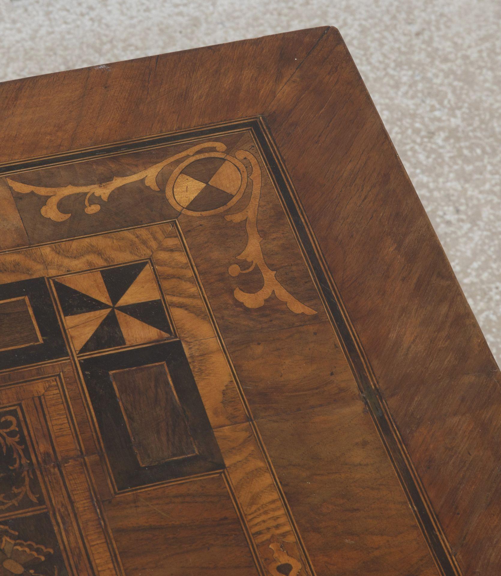 Mesa italiana de marquetería de nogal del siglo XVIII en venta 2