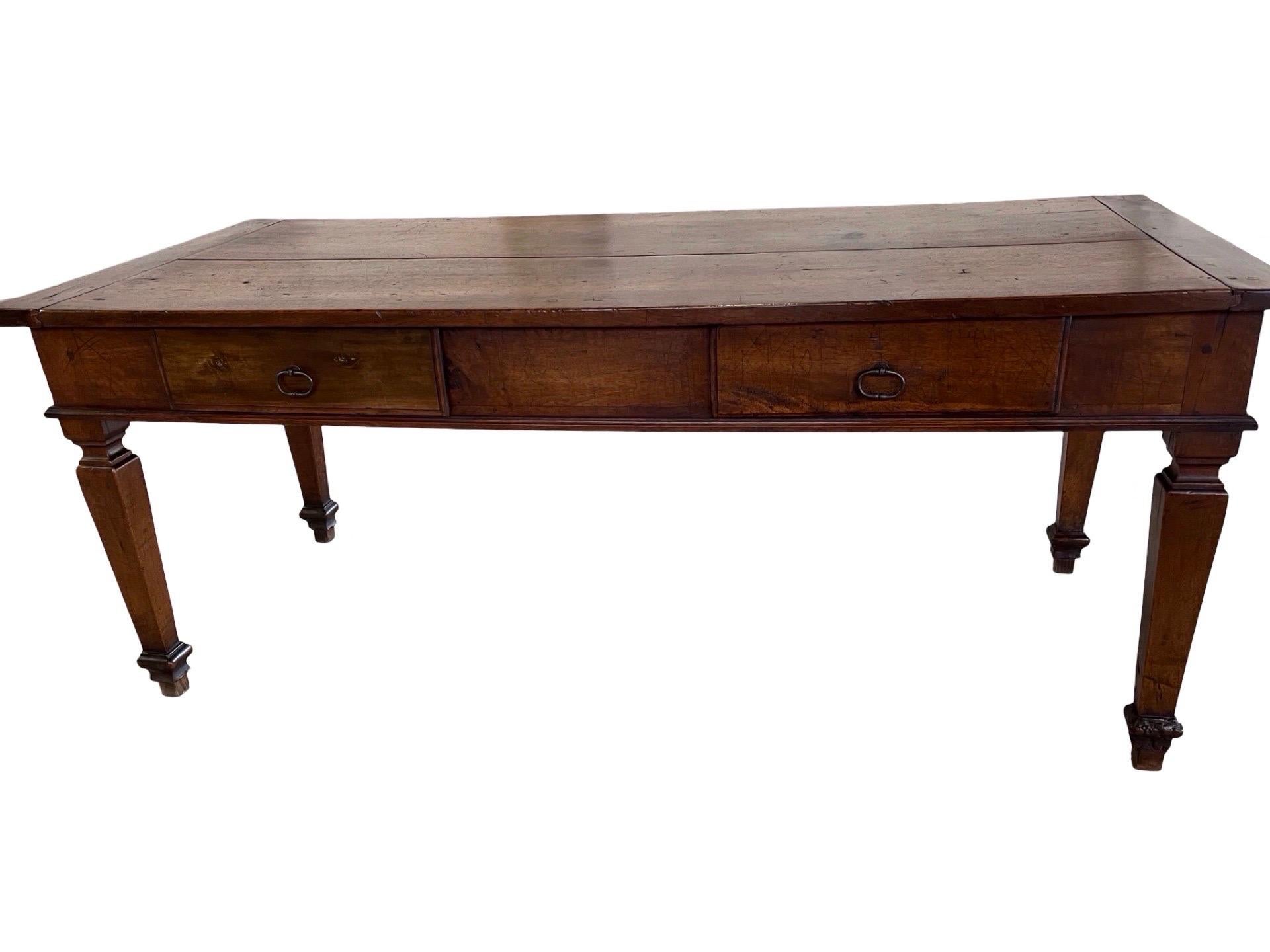 Tavolo da cucina realizzato a mano in Italia alla fine del 1700 con legno di noce e struttura a pioli. Il tavolo è estremamente ben costruito e solido, nonostante abbia proporzioni e linee molto eleganti. Le gambe sono affusolate e terminano con