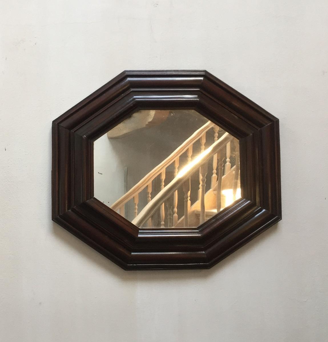 Miroir octogonal italien en noyer de la fin du XVIIIe siècle. Hormis quelques restaurations mineures, ce miroir est en parfait état et peut être suspendu dans les deux sens.