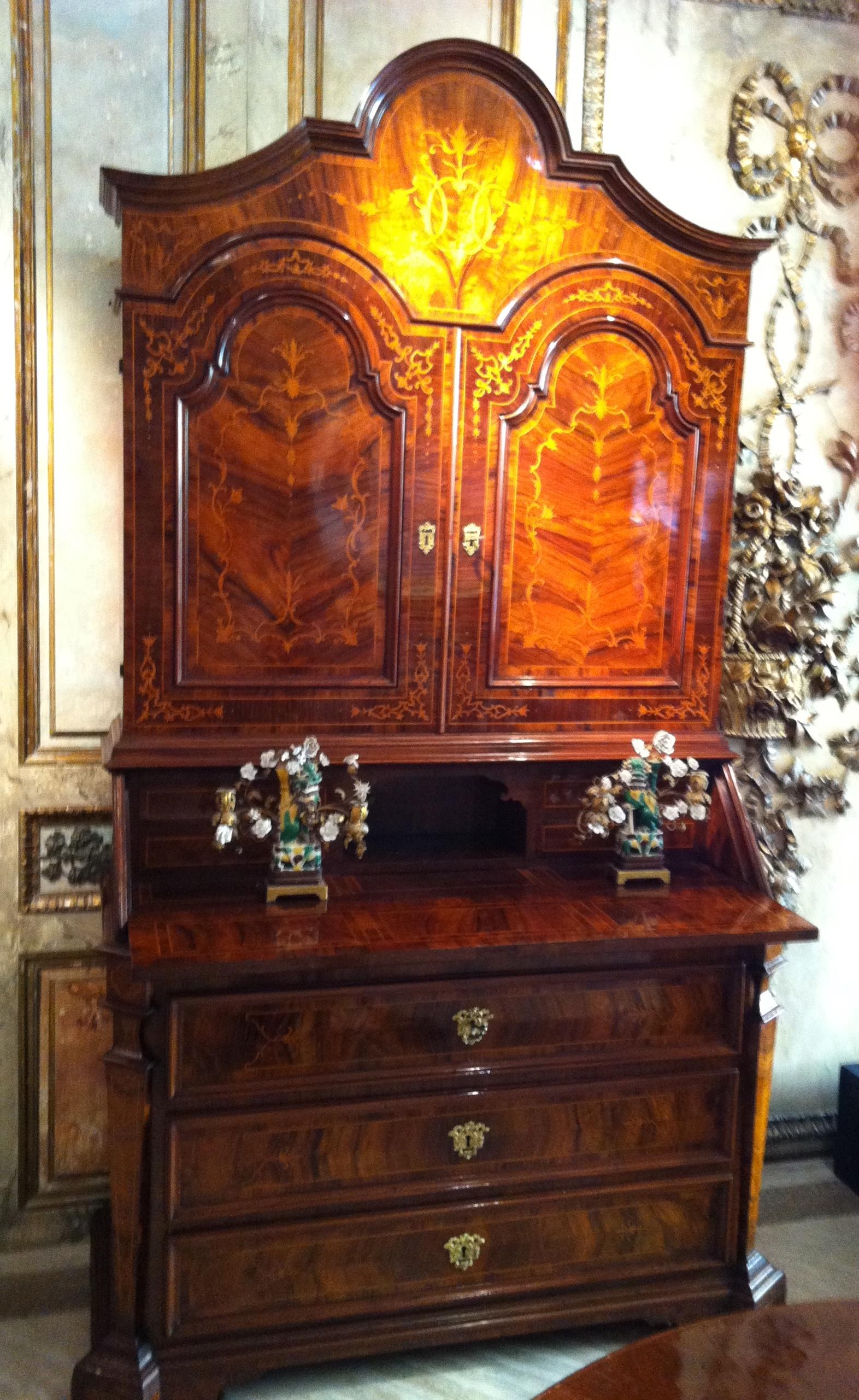 Important meuble de bureau italien du 18ème siècle en parqueterie de noyer Trumeaux en vente 6