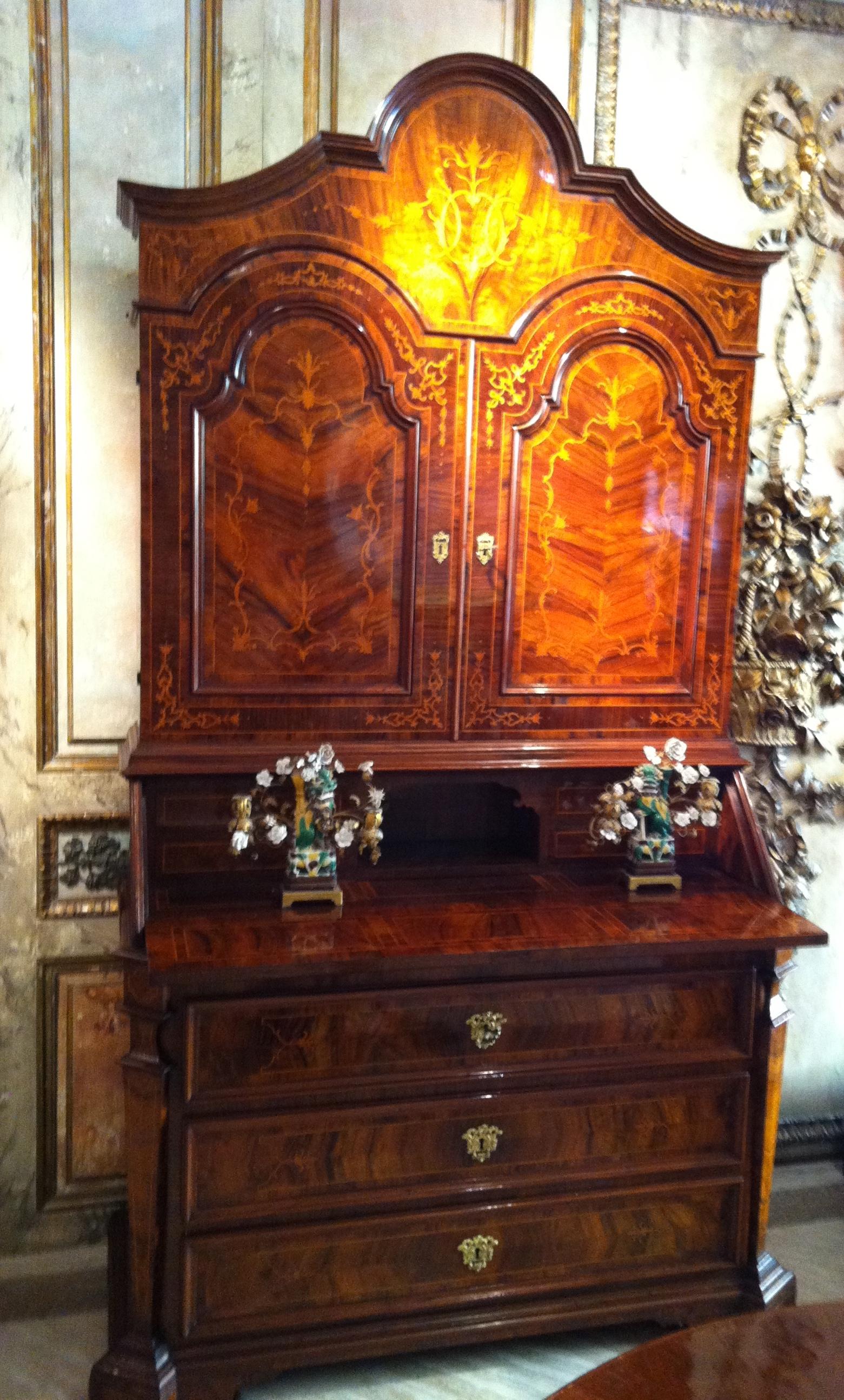 18th Century Italian Walnut Parquetry Important Bureau Cabinet Trumeaux In Good Condition For Sale In Rome, IT