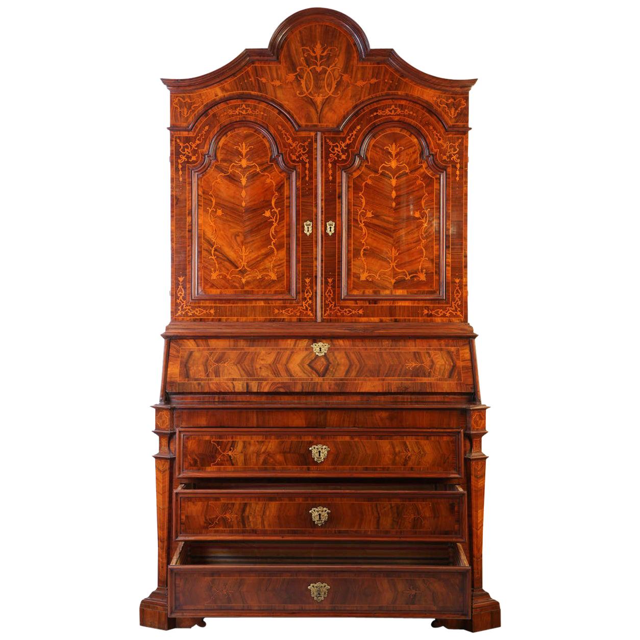 Siglo XVIII Italiano Parquetería de Nogal Importante Gabinete Trumeaux en venta